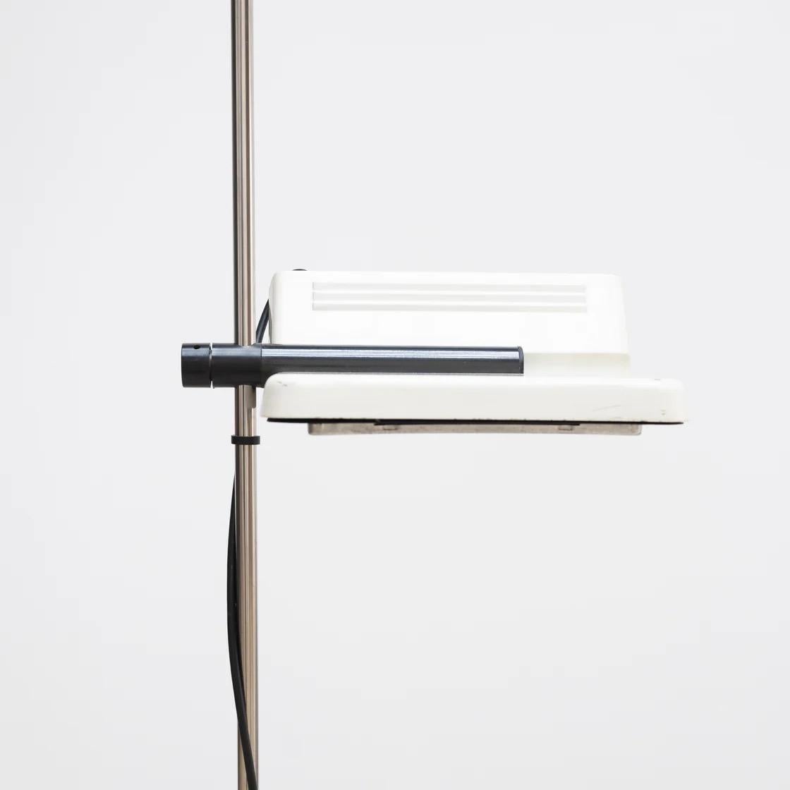 Lámpara de pie de Bruno Gecchelin para Arteluce, Italia, años 1970.
Tanto el ángulo como la altura de la pantalla de la lámpara son ajustables, con un diseño sencillo y limpio. 