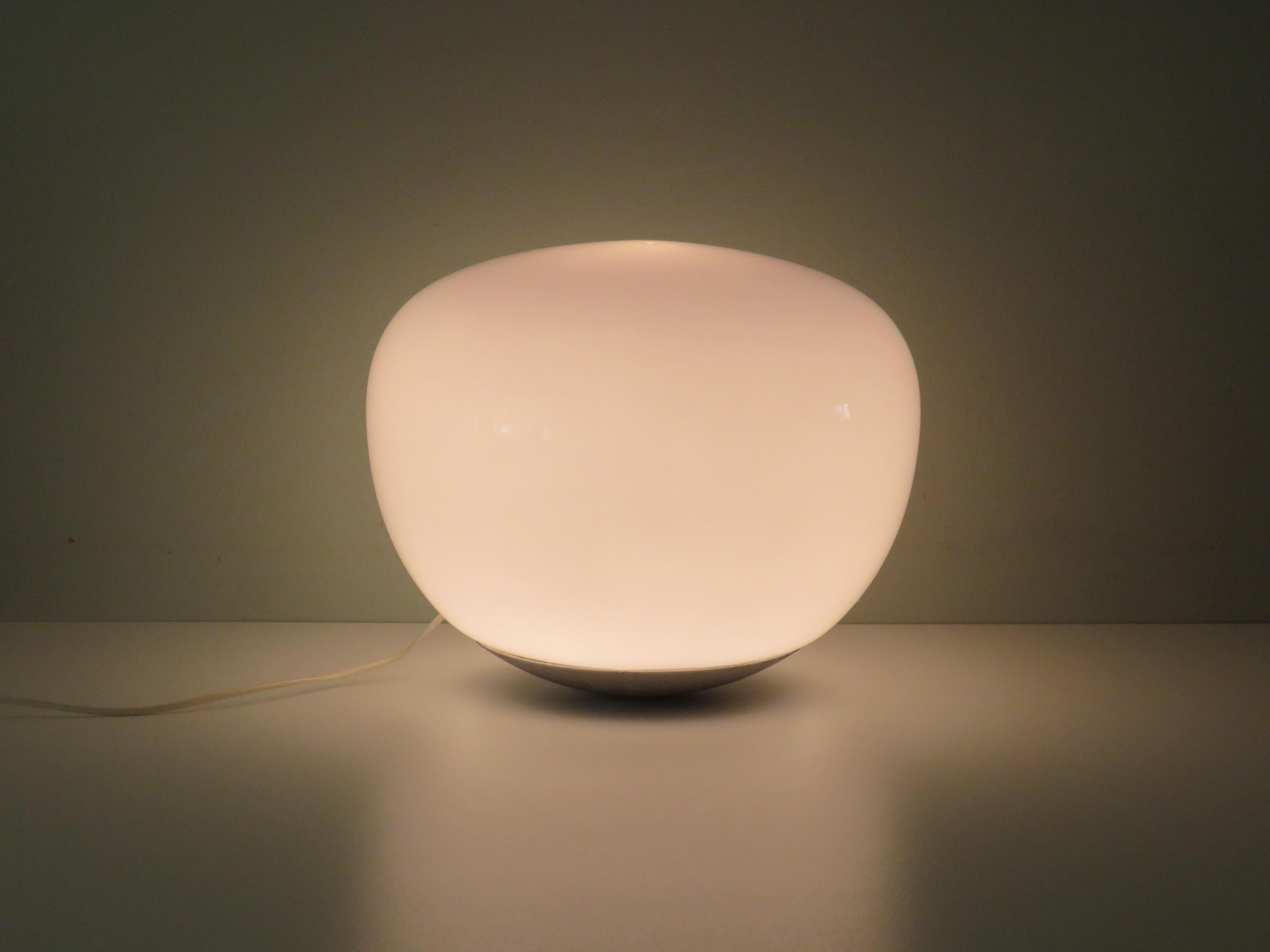White plastic lamp with metal support.
The lamp is in very good condition, the support shows signs of use, which are barely visible when the lamp is placed on the floor. The lamp has an E 27 fitting, a new on and off button and a new