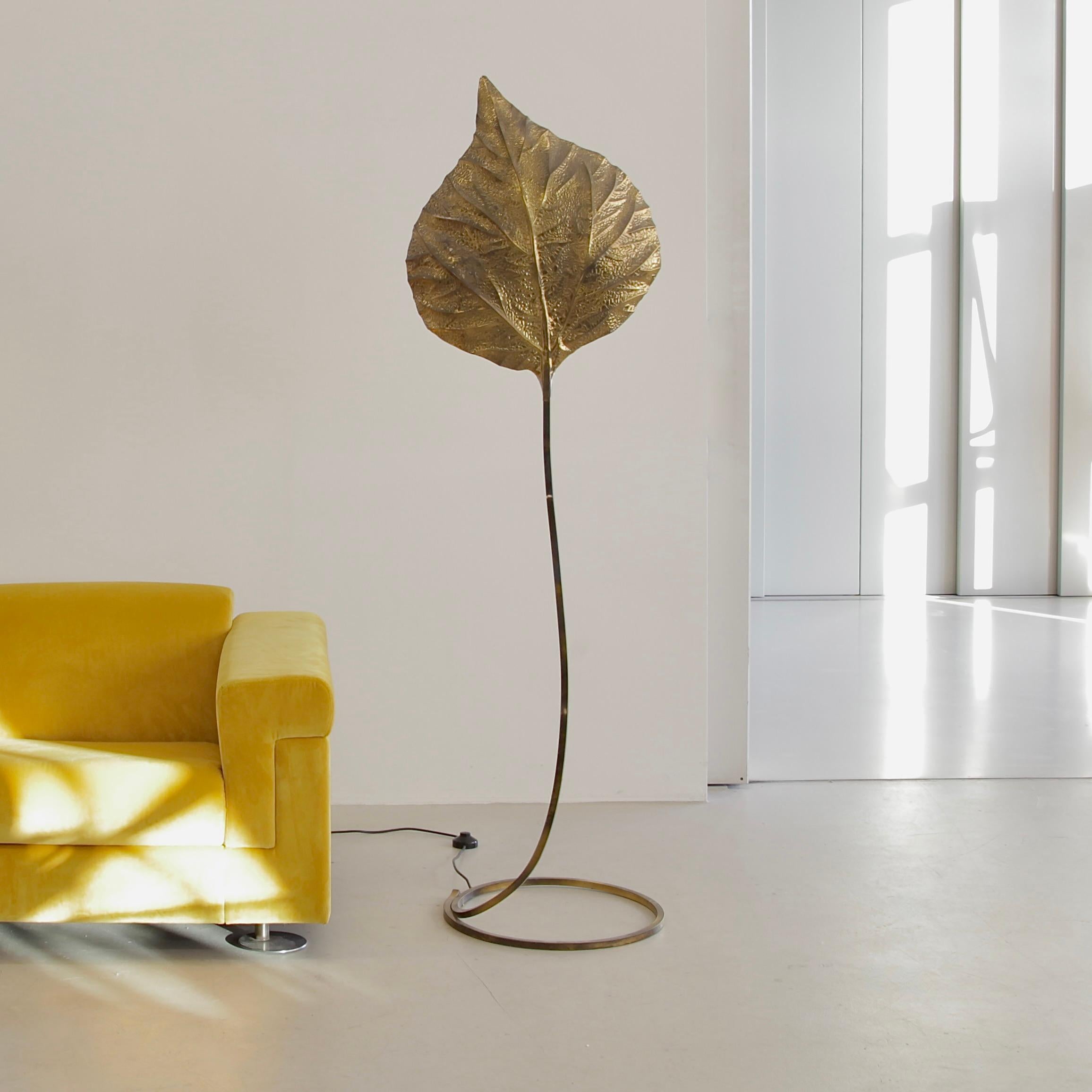 Floor lamp designed by Carlo Giorgi. Italy, Atelier Bottega Gadda, 1970s.

'RABARBARO' floor lamp with one large illuminated leave in hammered brass and organically shaped brass structure. Three E27 light fittings.

Please note: All lighting