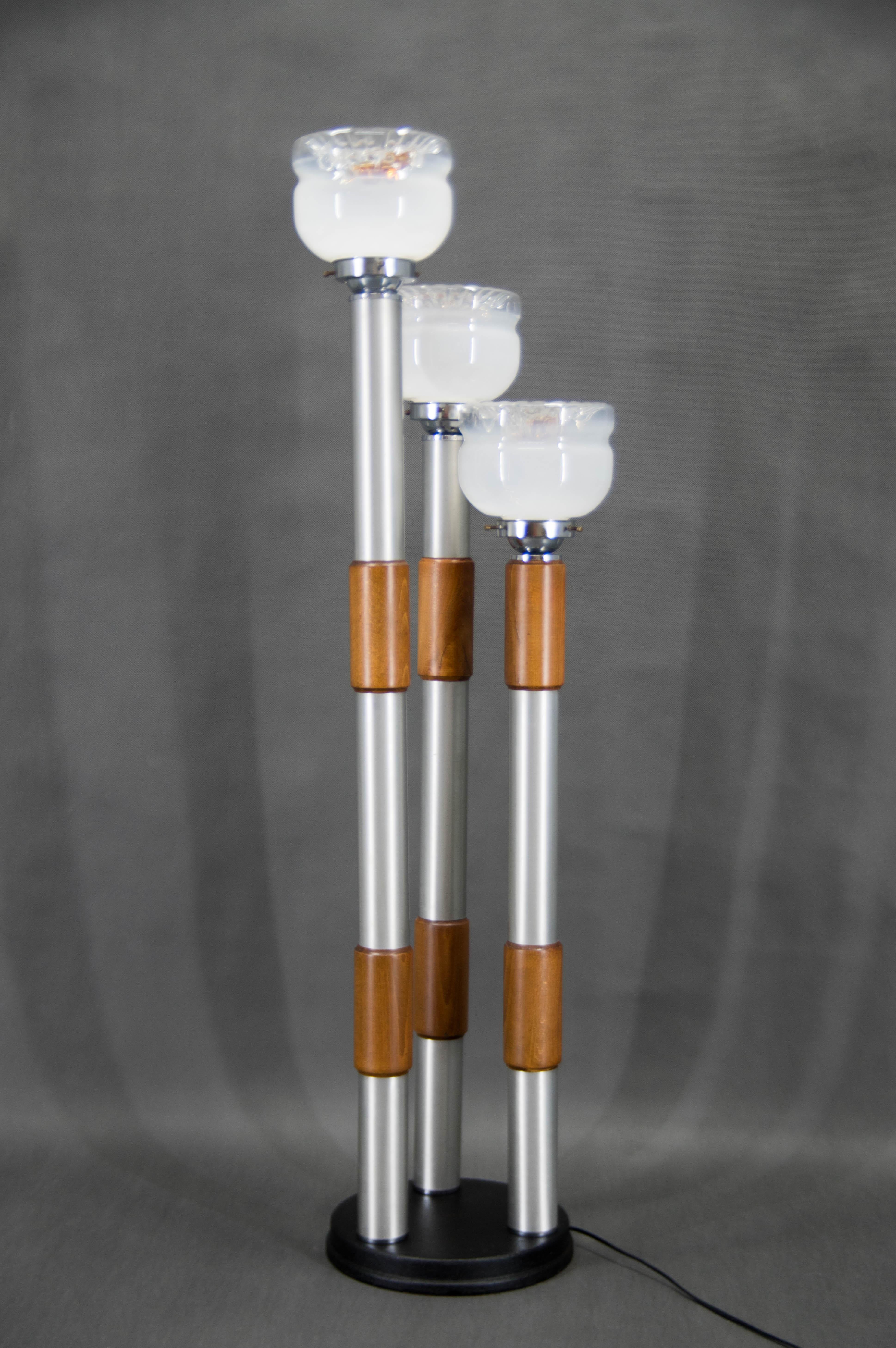 Floor lamp designed by Carlo Nason for Mazzega in 1970s. Steel and wood stand with Murano glass shades.
Perfect original condition.
3x60W, E12-E14 bulbs
US plug adapter included.
Shipping quote on request