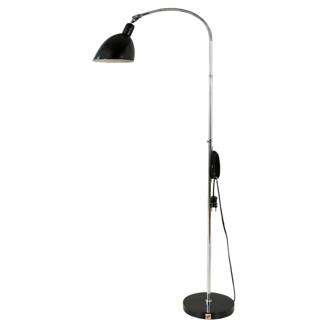 H 125-225 cm W 65 cm D 25 cm

Material: cast iron base, satin black lacquered aluminum, chrome-plated brass mounting with gooseneck, renewed textile-coated connection cable, E 27 socket with original toggle switch.

Condition: good original