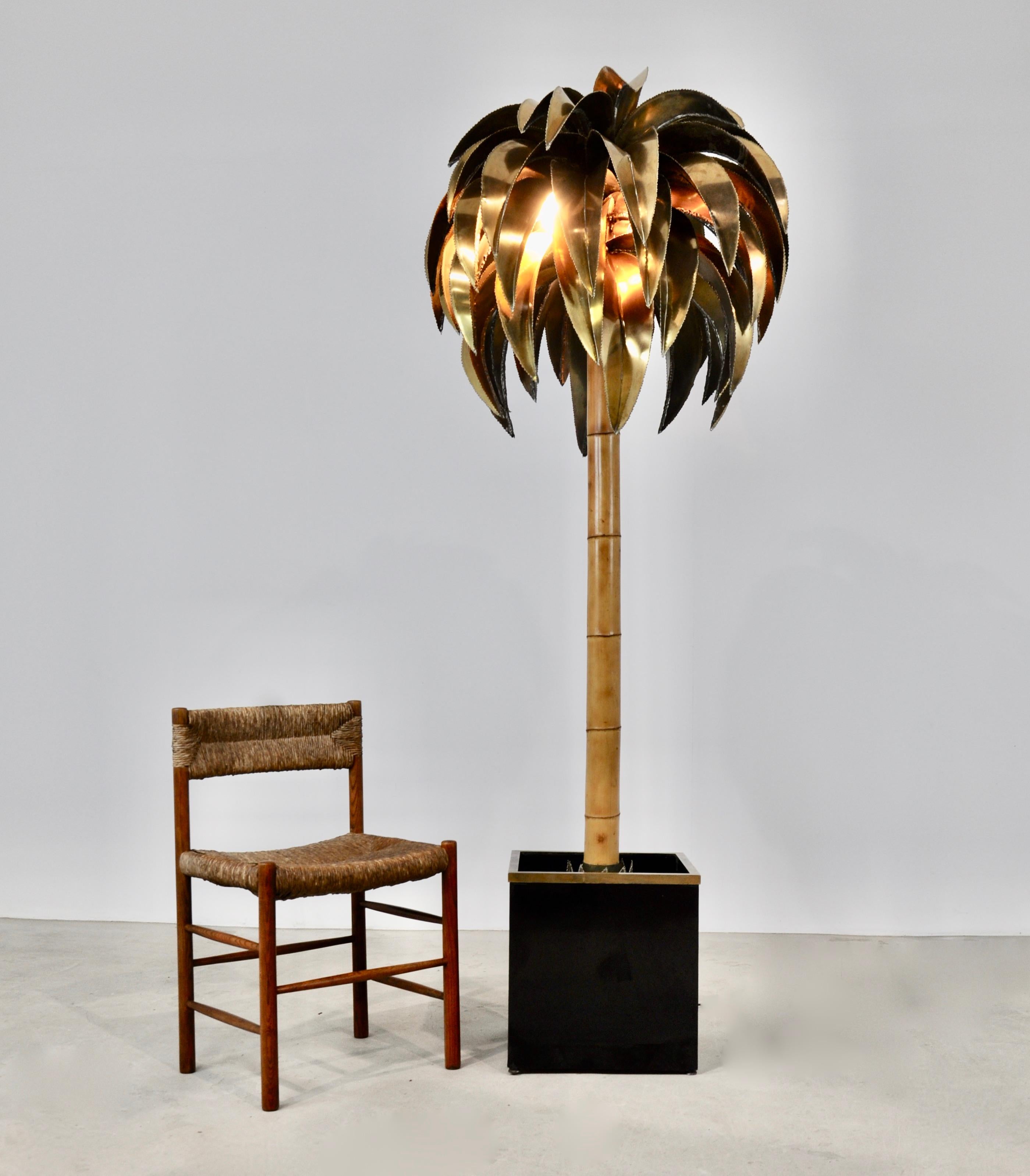 Floor lamp in brass in the shape of a palm tree, trunk in Bamboo, the foot is in Bakelite. Wear due to time and age of the lamp post.