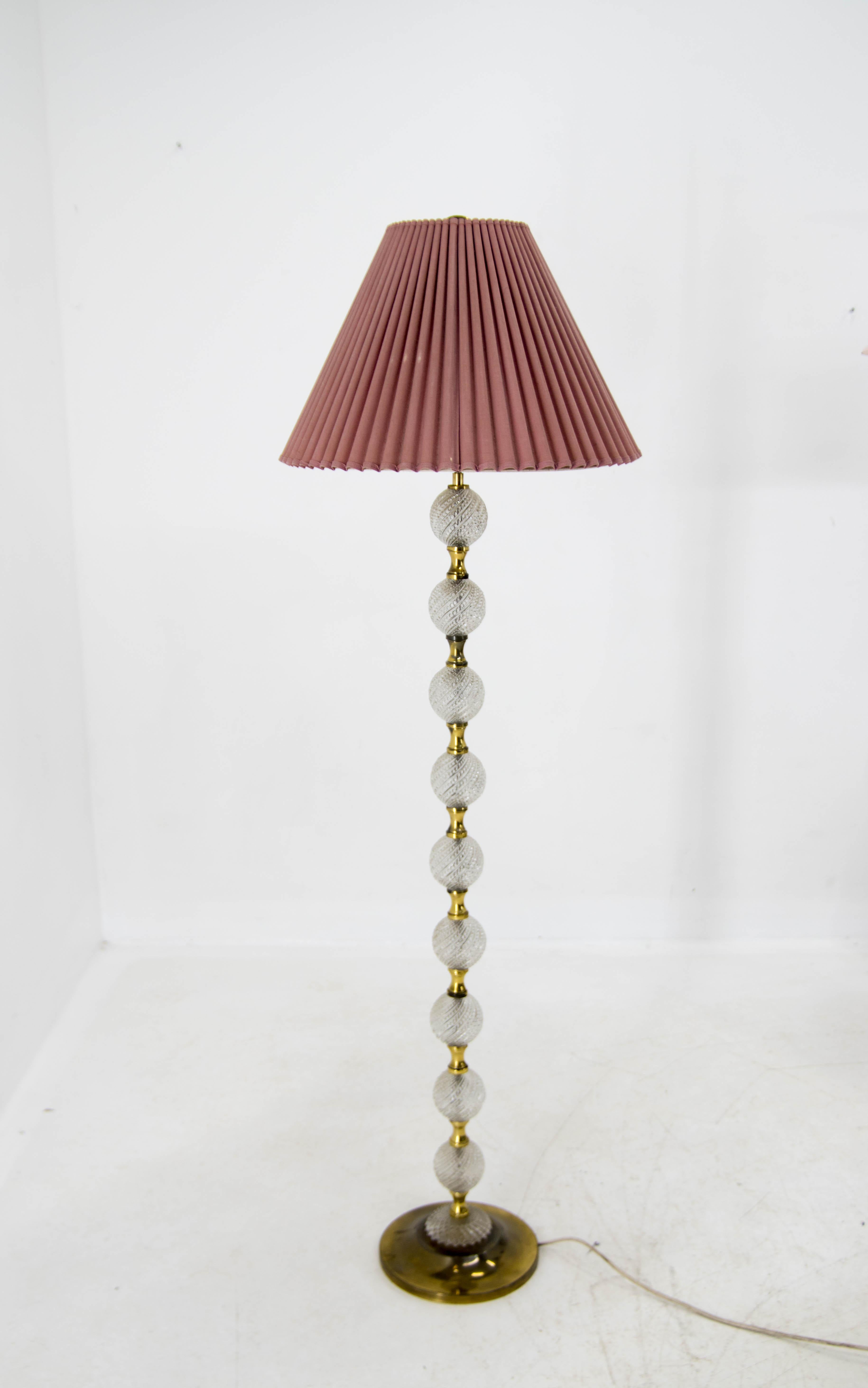 Floor lamp made of brass, glass and fabric.
Signed DBGM on a bottom.
Very good original condition.
Rewired: 2x40W, E25-E27 bulbs.
US plug adapter included.