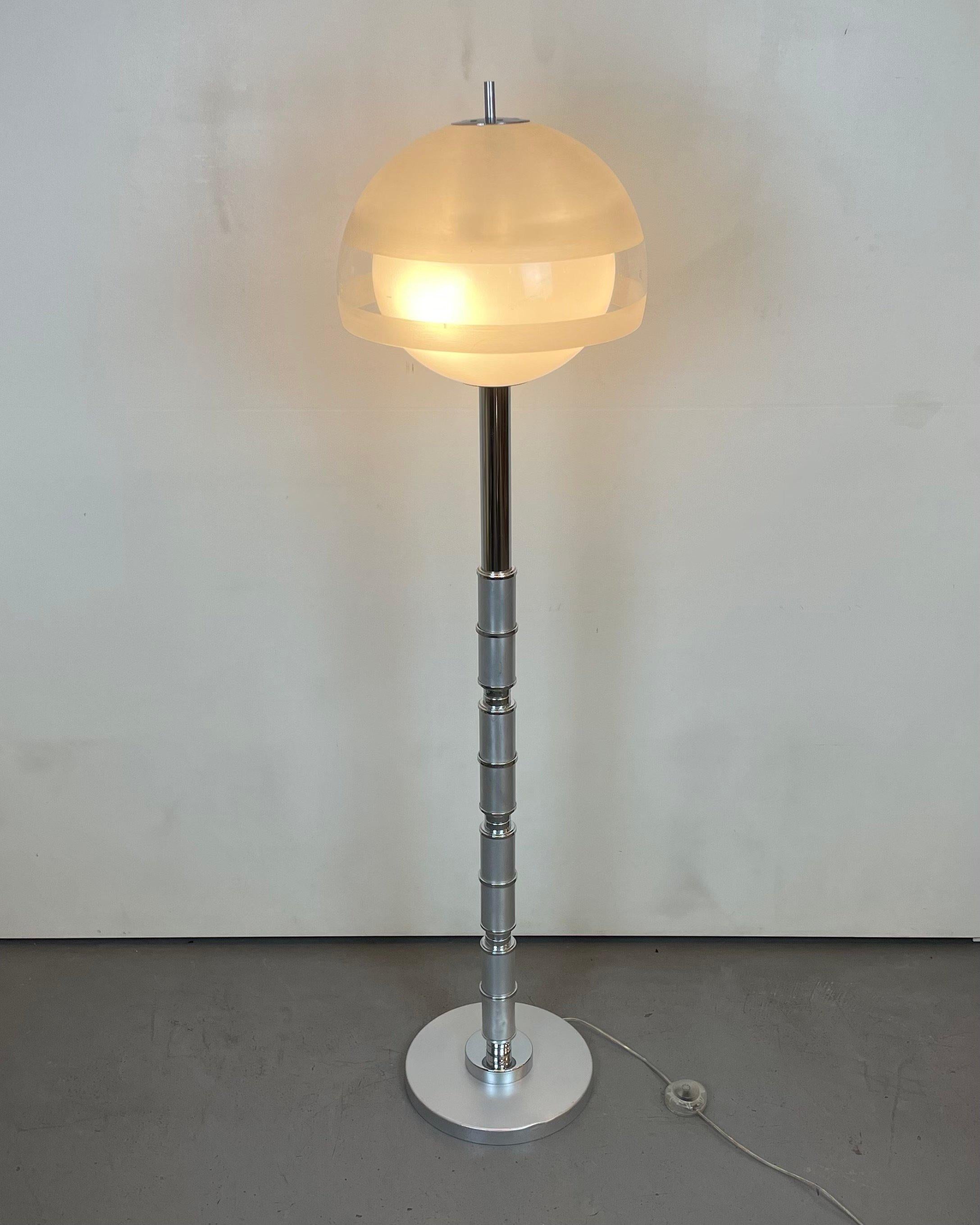Rare Space Age Belgian floor lamp with a chromed metal foot (half brushed, half polished) under a double acrylic shade (frosted, clear & white) designed for the range Exclusif Geve of the Geve Verlichting in the 1970's.

Produced by : Geve