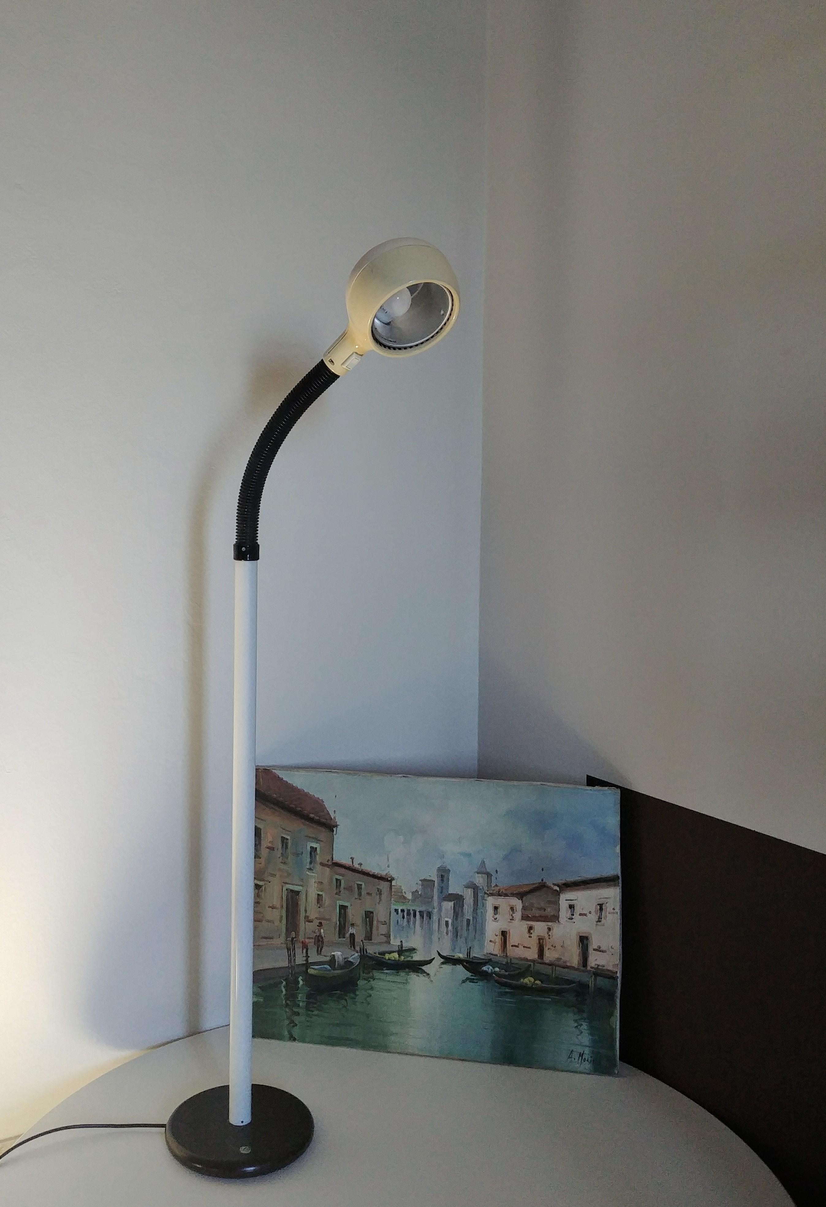 Floor lamp produced by the Swedish company Fagerhult in the 60s. The lamp has a plastic diffuser that is movable thanks to the flexibility of its black tube, a stem in white enamelled metal and the base in black enamelled aluminum.



Note: We try