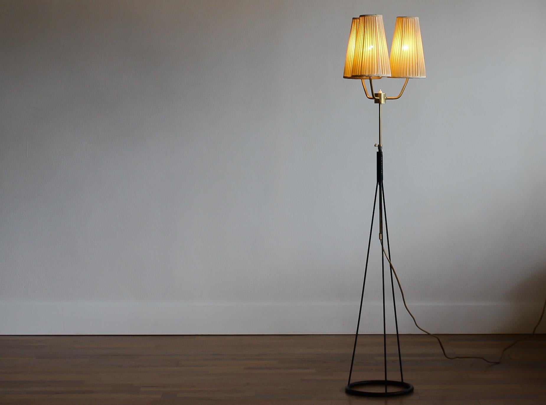 Extreme beautiful floor lamp by Falkenbergs Belysning.
The typical open base is made of metal and built up with brass parts with making it in total very beautiful.
E26 and E27 screw lamps 110 and 220 volts.
The height is adjustable between 126 -