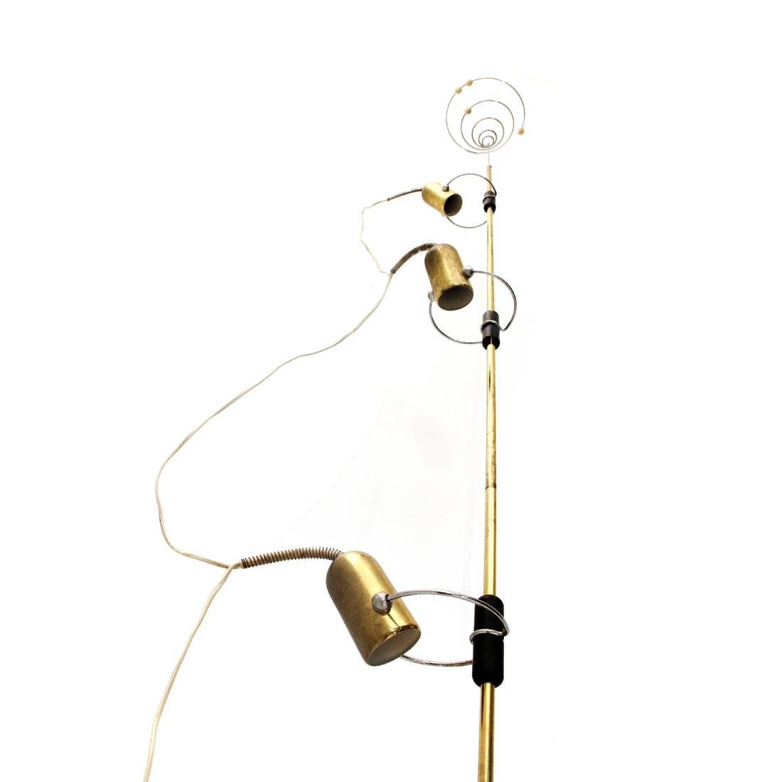 Floor lamp produced by Reggiani based on a design by Francesco Fois in the 1960s.
Sky ground locking system.
Brass-plated metal stem.
Springs in chromed metal.
Three adjustable diffusers in plastic, chromed metal and brass-plated metal.
Good