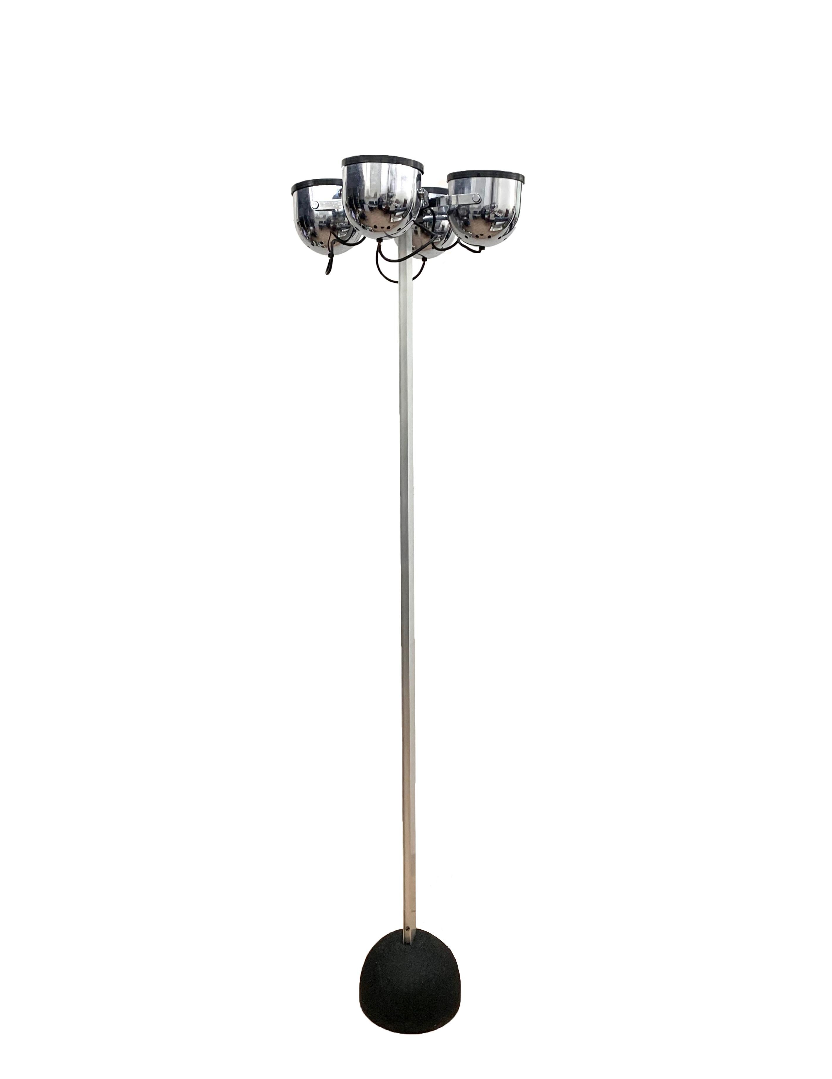 Sistema Trepiù floor lamp by Gae Aulenti and Livio Castiglioni for Stilnovo (4 incised signature), Italy 1972.
Impressive floor lamp with four round lights that can be rotated in all directions.
Made of chromed metal and aluminum with cast iron