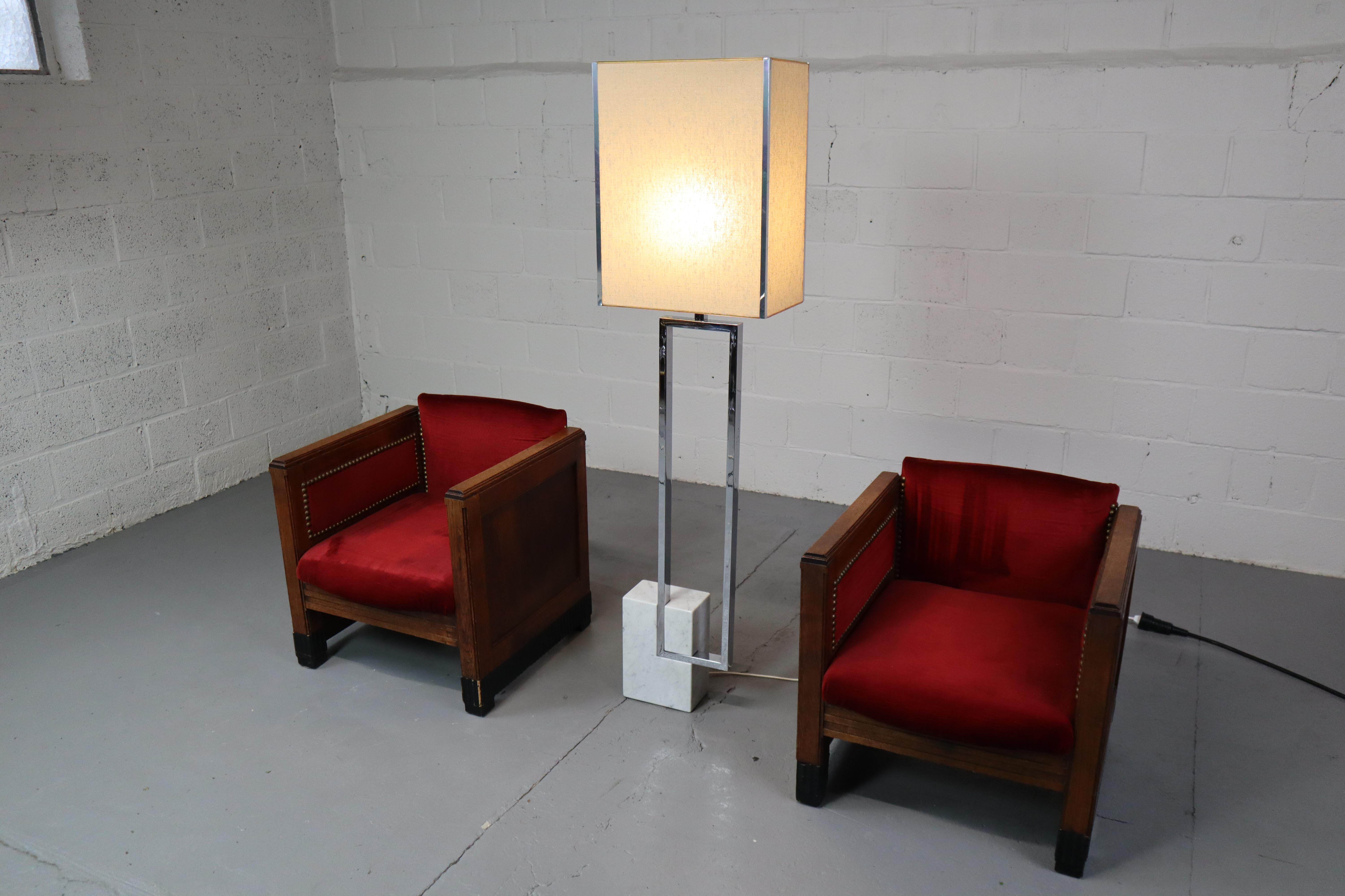 This rare floor lamp is a design by Giovanni Banci and produced in the 1970s by Banci Firenze. The lamp has a marble base with a chrome frame. The shade is original and, like the rest of the lamp, in very good condition! An eye-catcher for your home