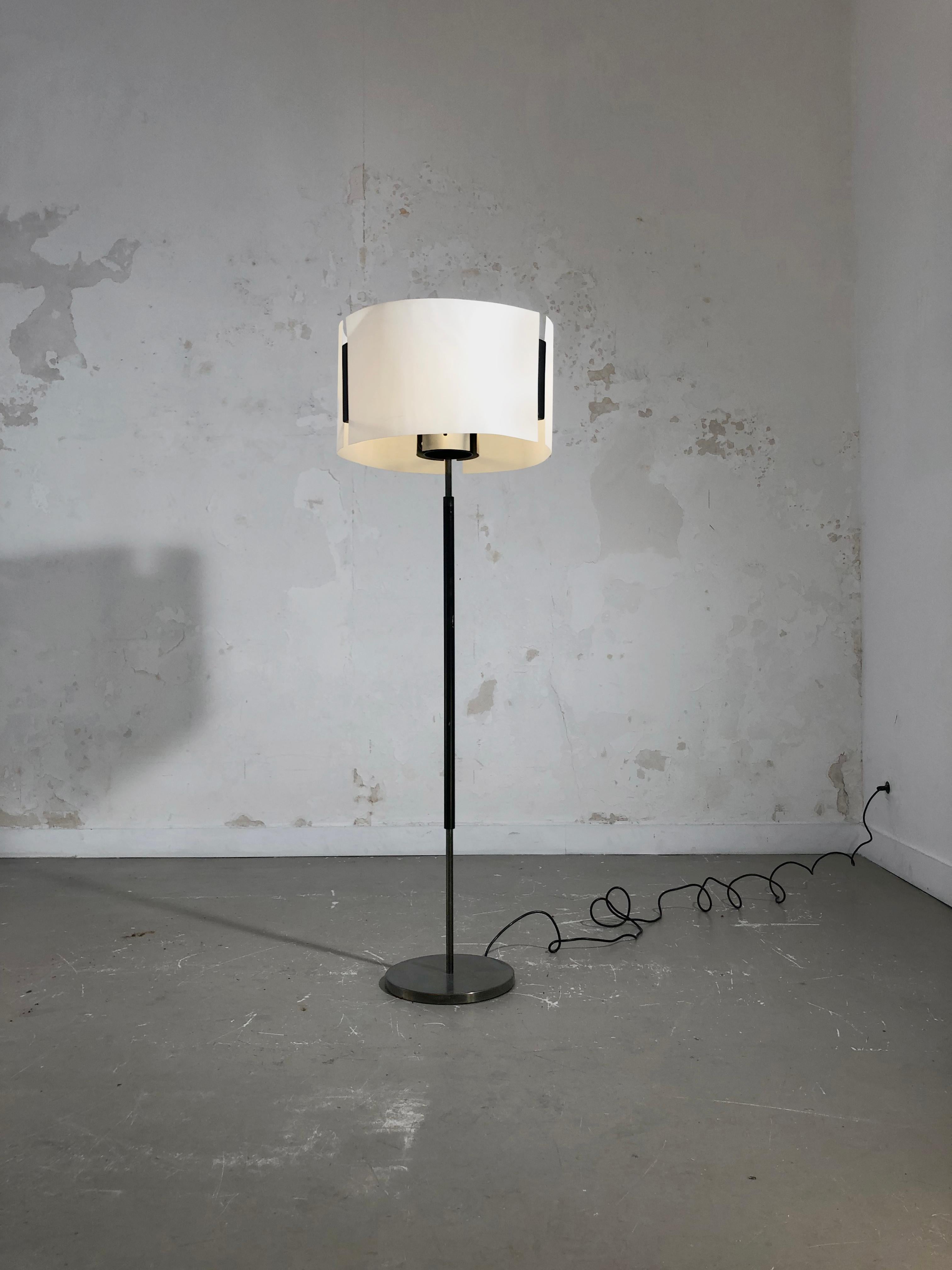 A MID-CENTURY-MODERN MODERNIST FLOOR LAMP by OSTUNI & FORTI, O-LUCE, Italy, 1960 For Sale 5