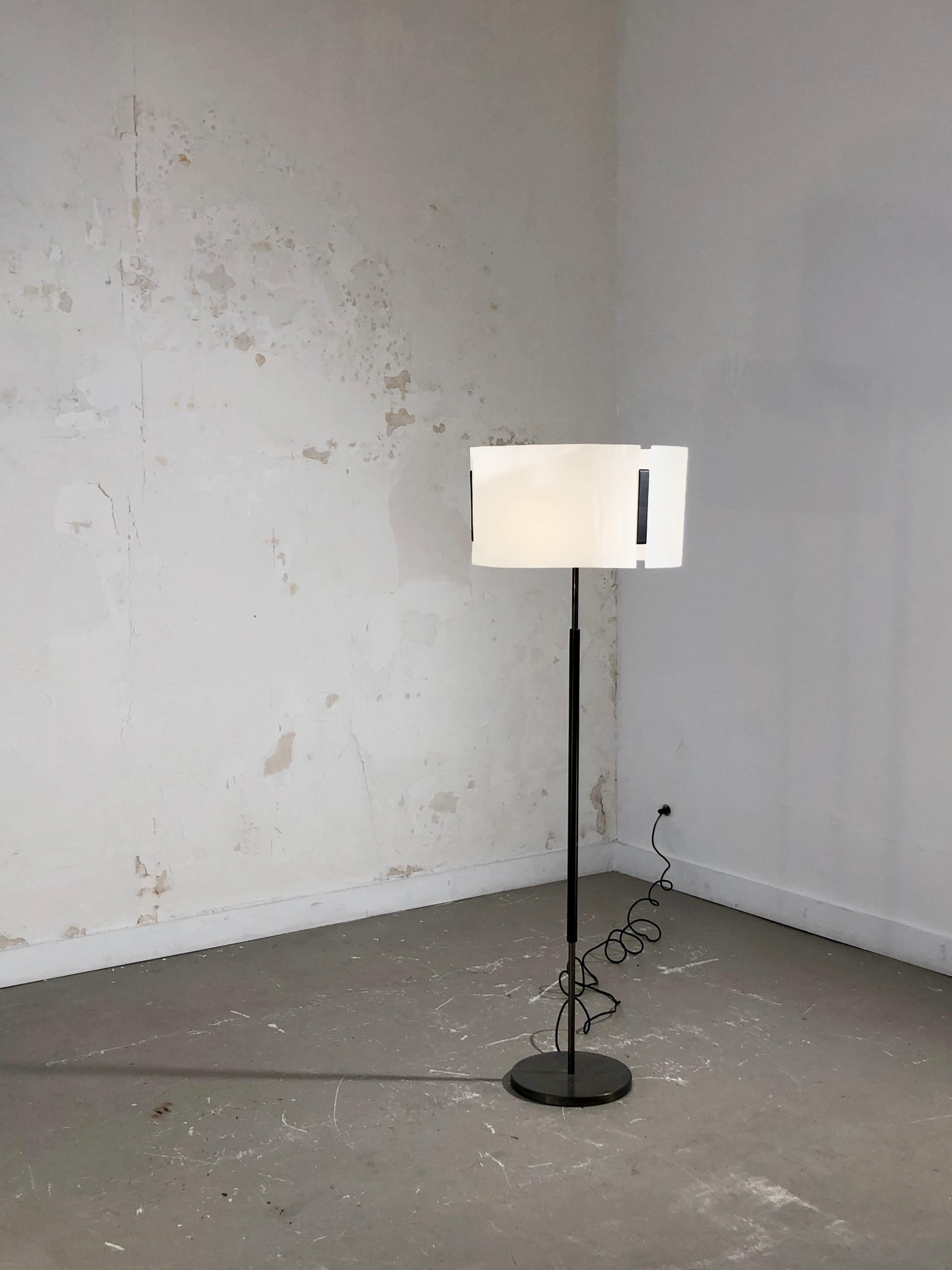 A MID-CENTURY-MODERN MODERNIST FLOOR LAMP by OSTUNI & FORTI, O-LUCE, Italy, 1960 In Good Condition For Sale In PARIS, FR