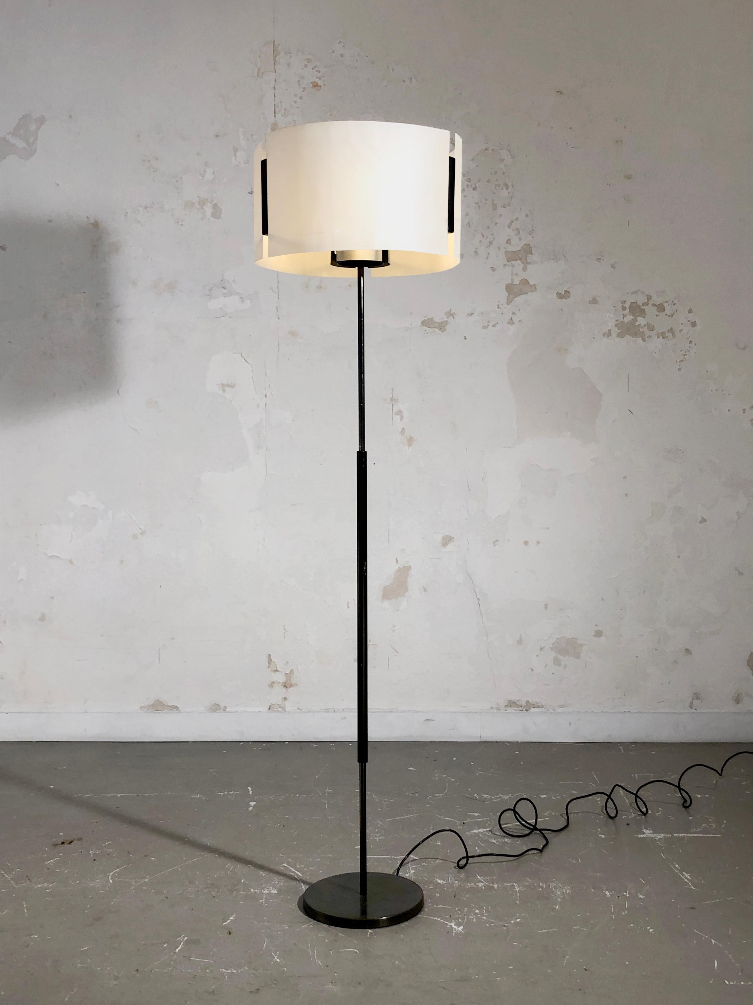 A MID-CENTURY-MODERN MODERNIST FLOOR LAMP by OSTUNI & FORTI, O-LUCE, Italy, 1960 For Sale 1