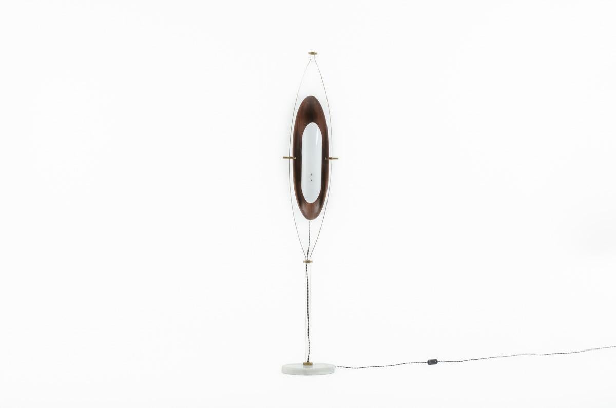 Floor lamp from Italy in the 60s
Designed by Goffredo Reggiani
Association of many materials: marble base, golden metal, wooden reflector, opaline lampshade
To note: some traces of time
Electricity is new