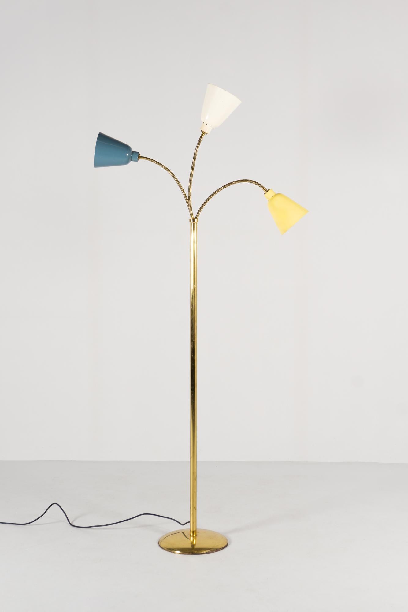 Floor lamp
Brass base and rod, with three reflectors, original paintwork
In petrol, cream white and pale yellow, flexible arms in brass
Dimensions / H.200cm
Design / Guiseppe Ostuni, 1950
Manufacturer / O-Luce Italy

