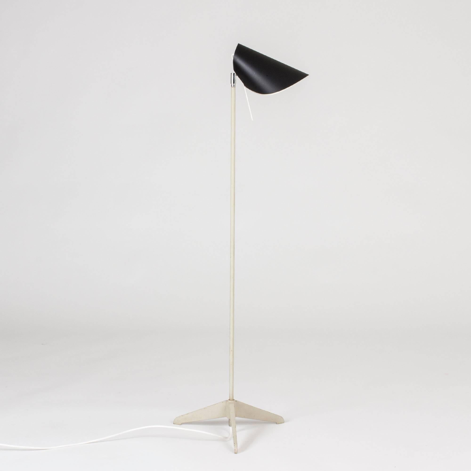 Cool metal floor lamp by Hans-Agne Jakobsson with a pale grey lacquered base in an industrial design. Shade lacquered black, white inside.