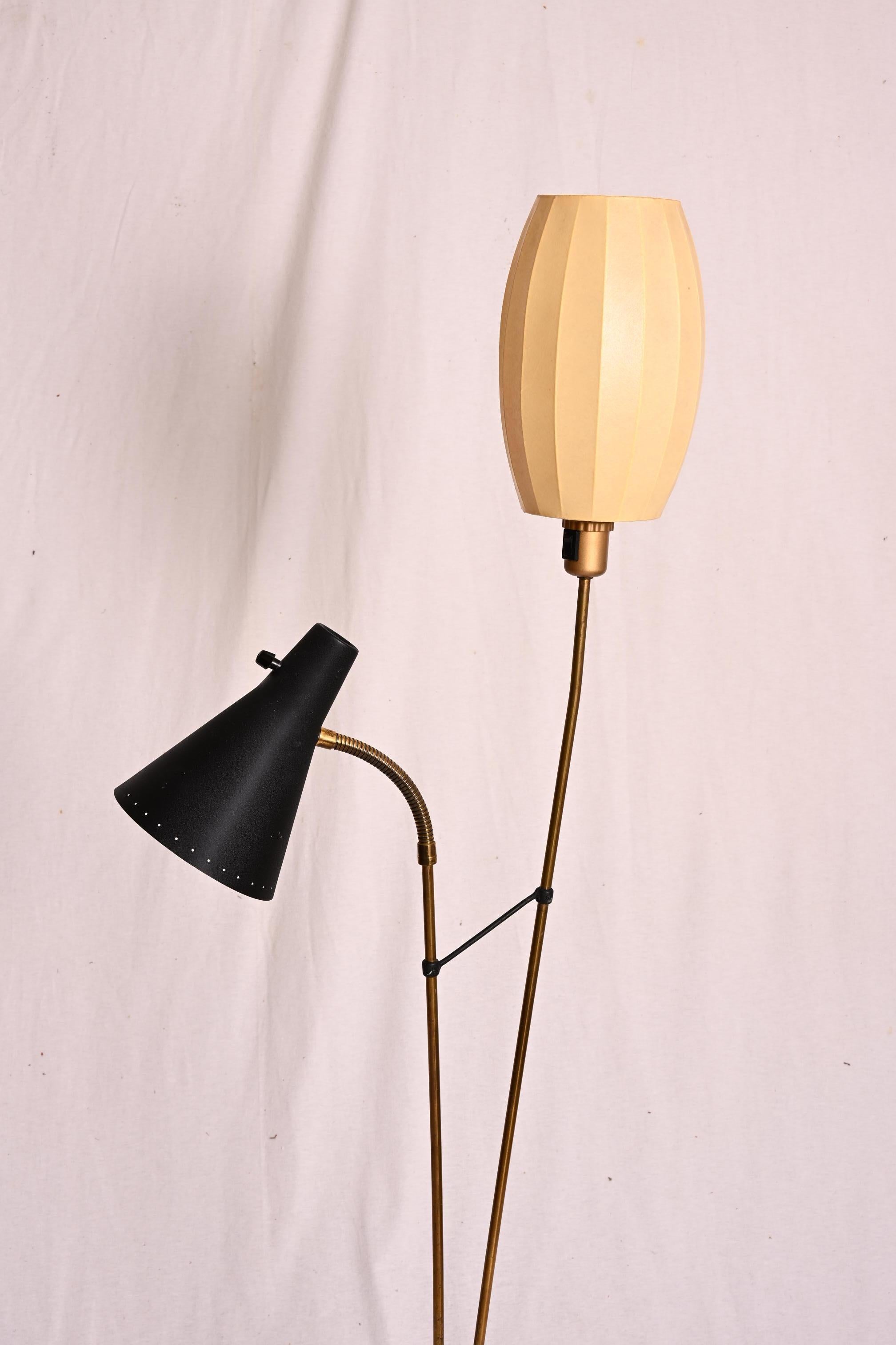 Laiton Lampadaire de Hans Bergström pour Ateljé Lyktan en vente