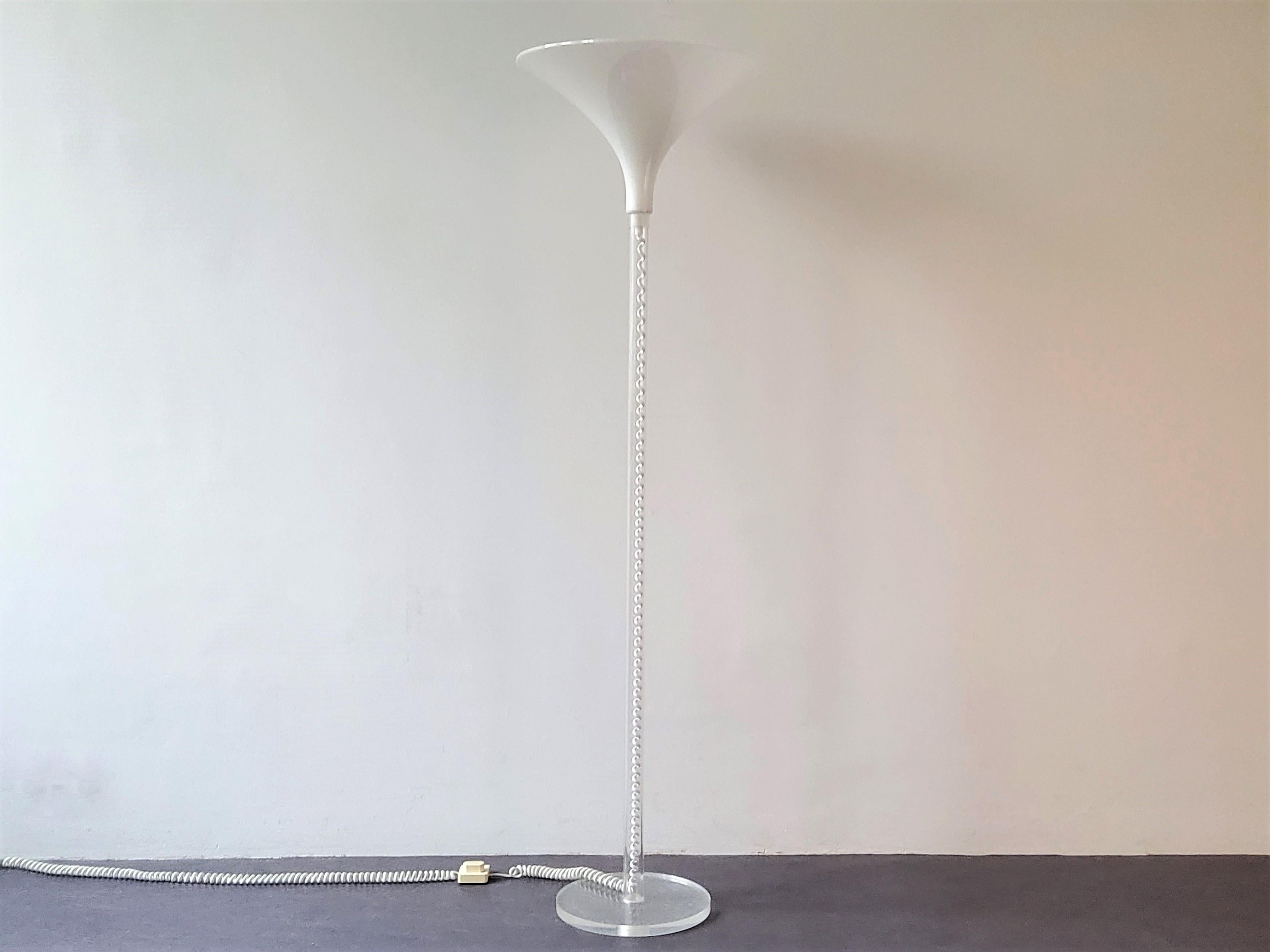 This beautiful floor lamp was made by Harco Loor Haarlem in the 1980's. A beautiful design. The base is made of a perspex tube with a visable wiring inside standing on a round plexiglass foot. It has a white acrylic shade, in the shape of an upside