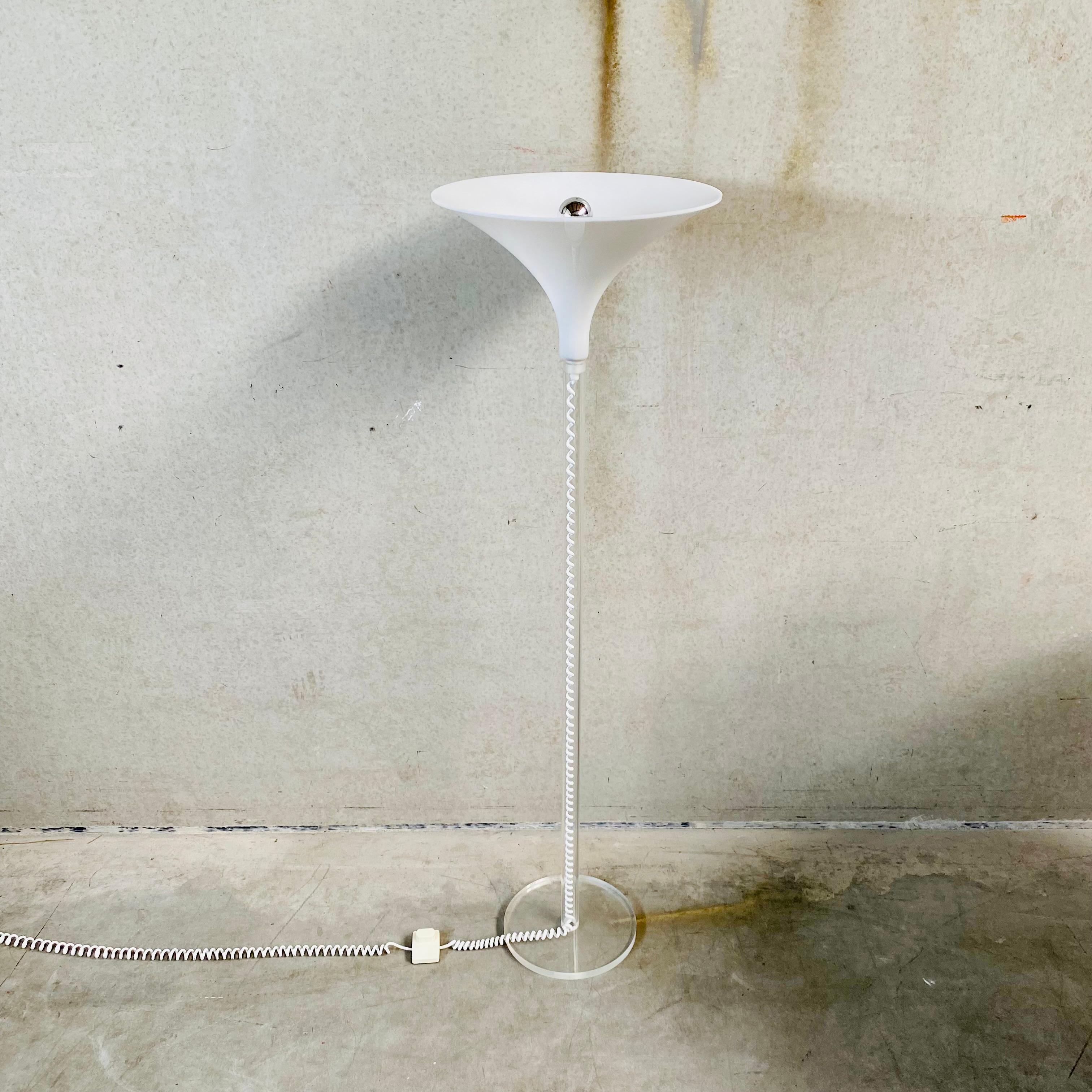 Elegance Redefined: Vintage Harco Loor Lucite Floor Lamp with Twisted Wire Detail

Elevate your interior decor with a piece of design history - the vintage Harco Loor Lucite floor lamp. Crafted in the illustrious year 1980, this lamp seamlessly
