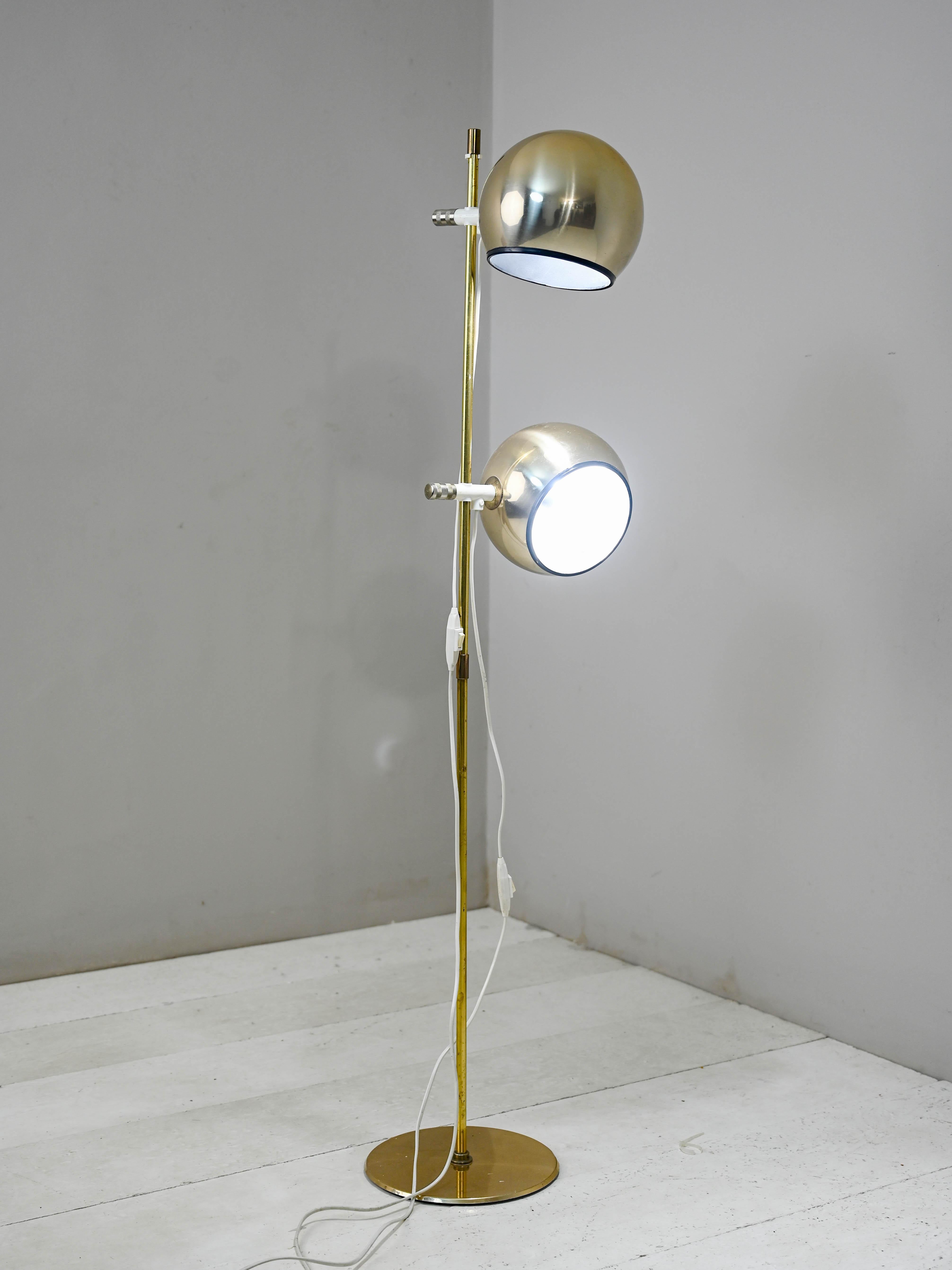Vintage floor lamp with double adjustable lampshade.

Made in Sweden this lamp consists of two spherical metal lampshades that can be swiveled and rotated.
The gilded metal frame gives it a look of timeless beauty.
Good condition.It may show