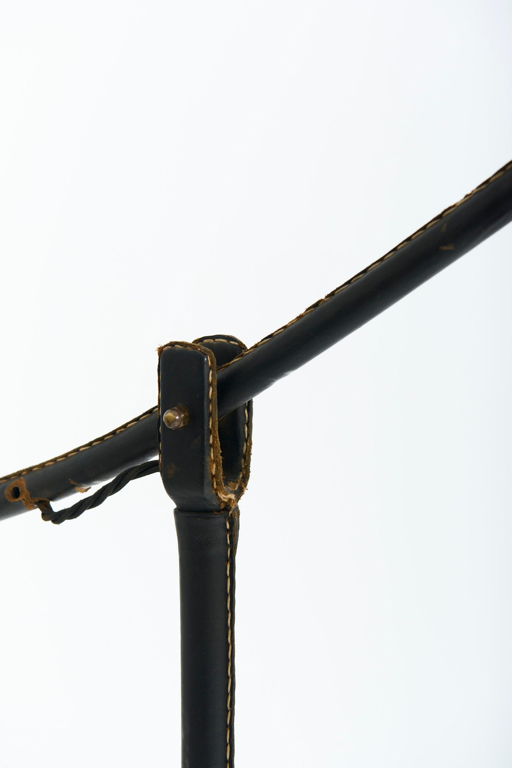 Lampadaire en cuir noir cousu sellier de Jacques Adnet (1900-1984)
France, Circa 1955
Avec l'abat-jour : 179 cm de haut par 40 cm de large par 90 cm de profondeur
Base de la lampe uniquement : 179 cm de haut par 40 cm de large par 73,5 cm de