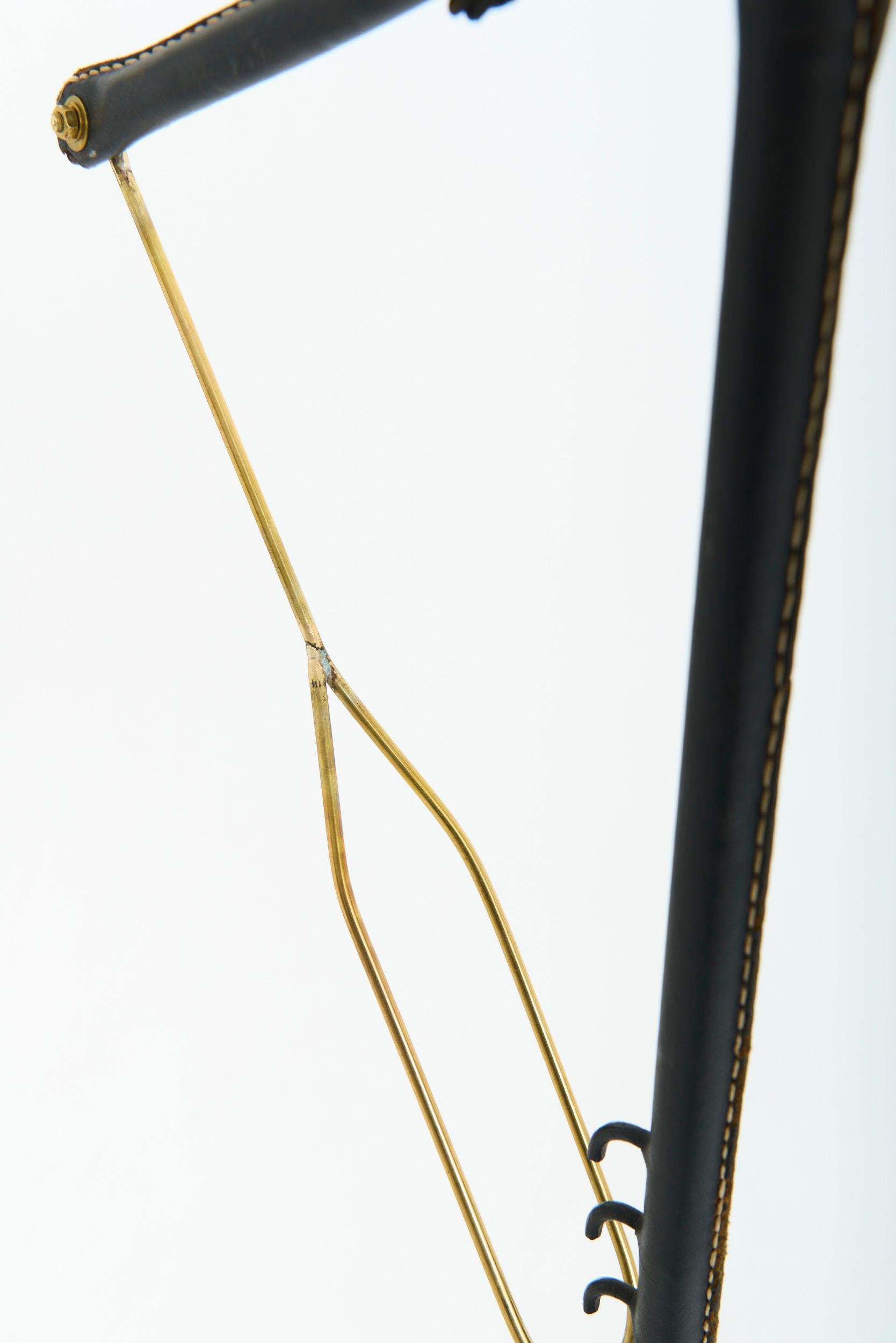Français Lampadaire de Jacques Adnet (1900-1984) en vente