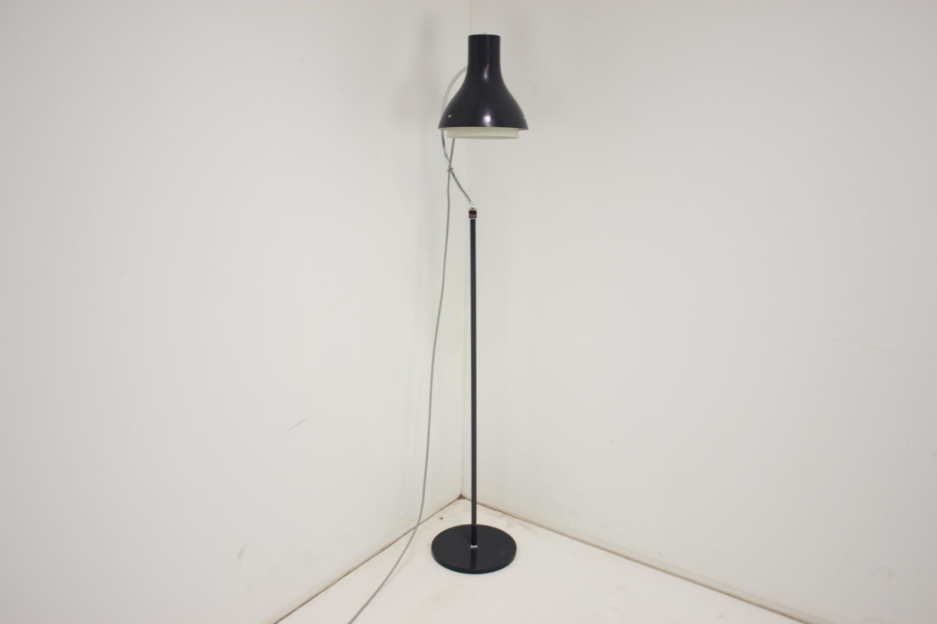 Stehlampe von Josef Hurka für Napako, Tschechoslowakei, 1960er Jahre im Zustand „Gut“ im Angebot in Praha, CZ