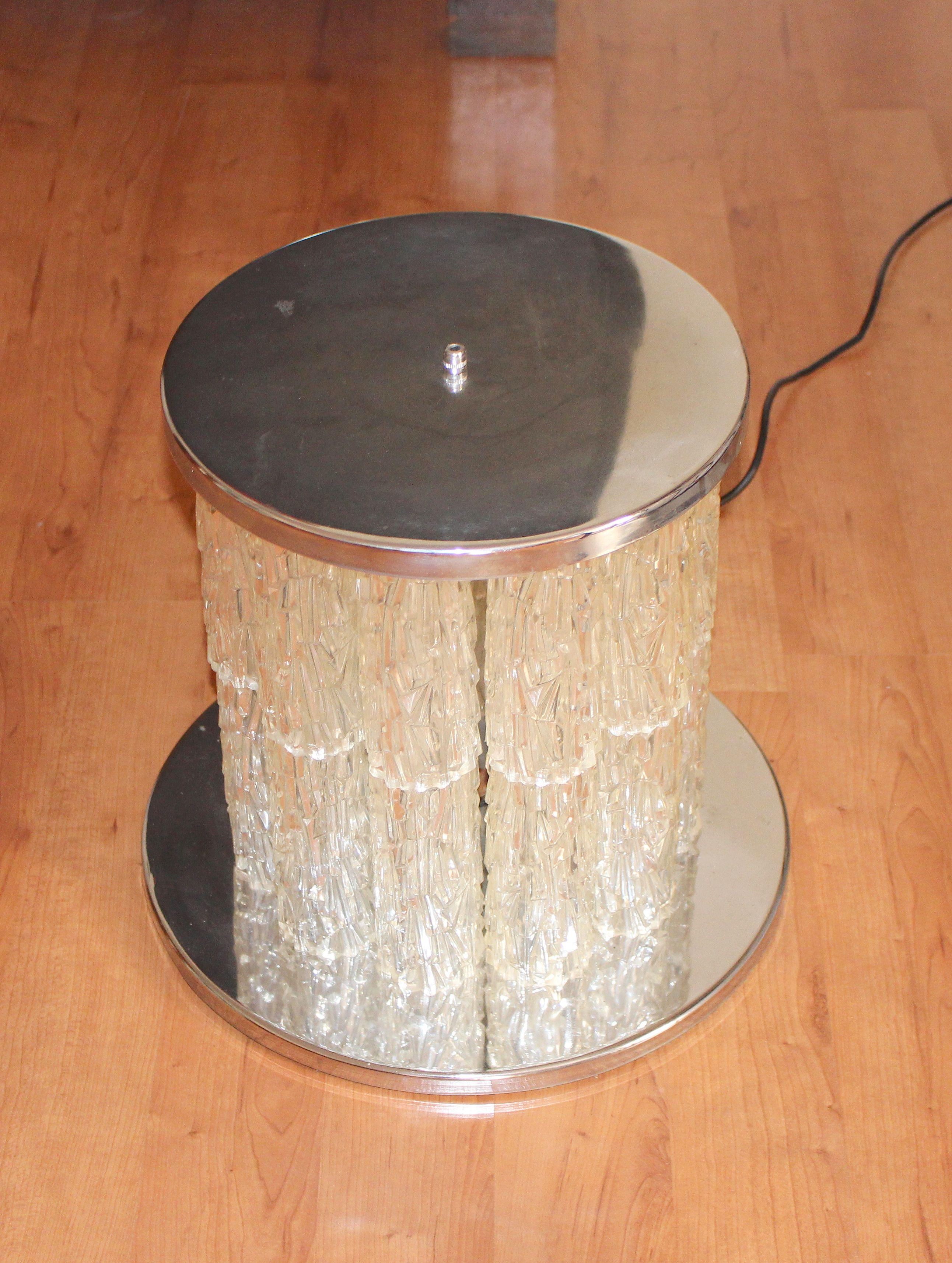 Lampadaire avec base chromée et tubes acryliques, interrupteur à trois voies.
La lampe peut également être une lampe de table.
    