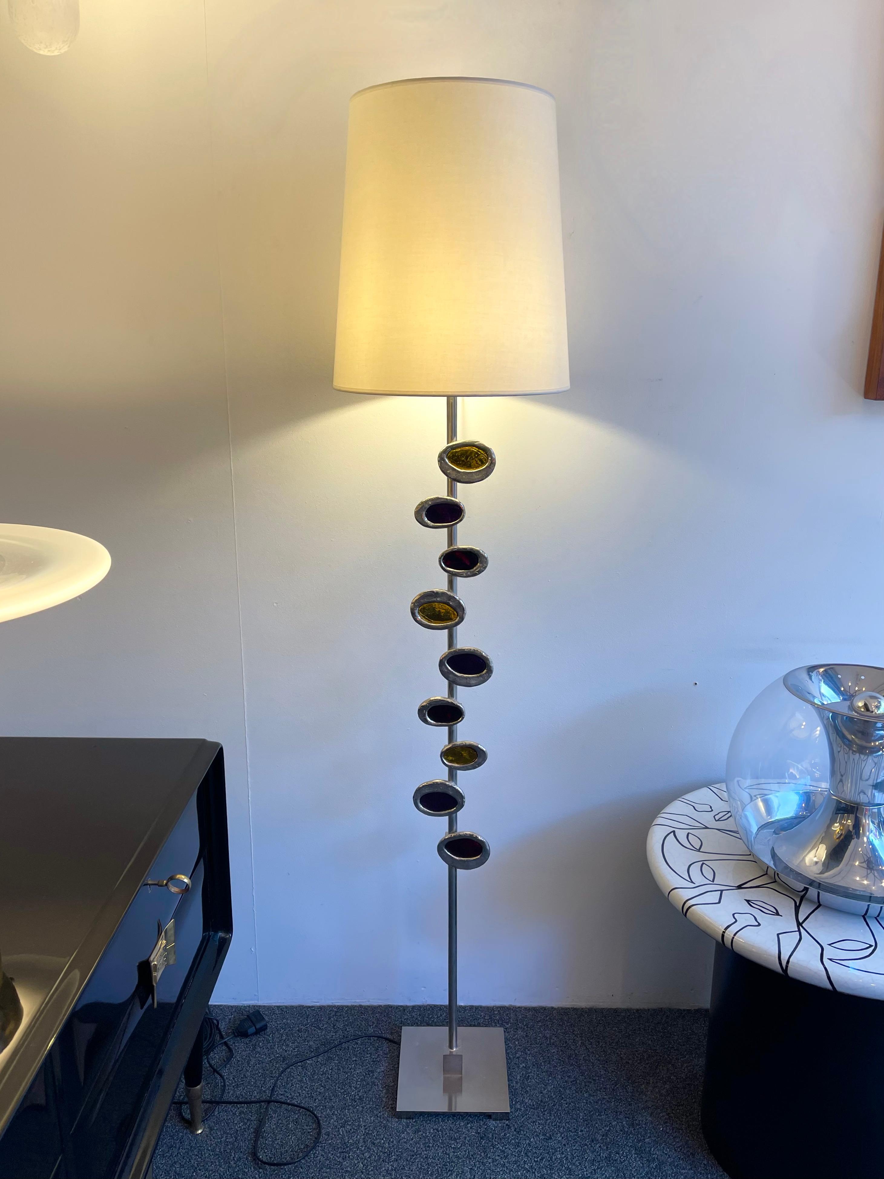 Lámpara de pie de metal plateado estilo bronce y esmalte de color de Le Héritiers. Famosos del diseño como Pierre Casenove, Stéphane Galerneau, Mathias. Al estilo de Garouste et Bonetti, Giacometti, Maison Jansen, Baguès, Charles, Hollywood