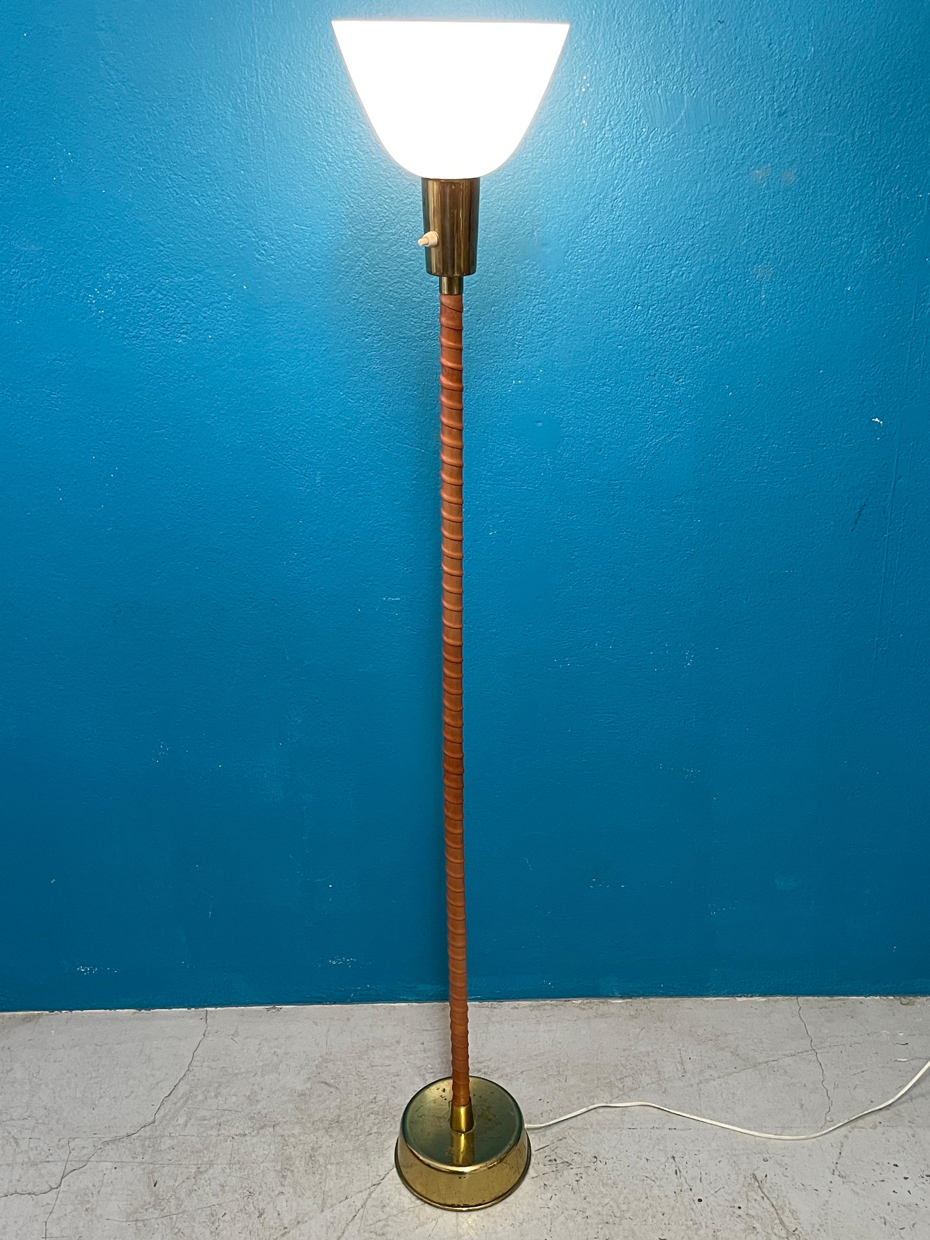 Magnifique lampadaire entièrement original conçu par Lisa Johansson-Pipe. Cette version a été la première à être produite dans les années 1950 et est assez rare, surtout dans ce bon état d'origine. L'abat-jour en acrylique est également en bon