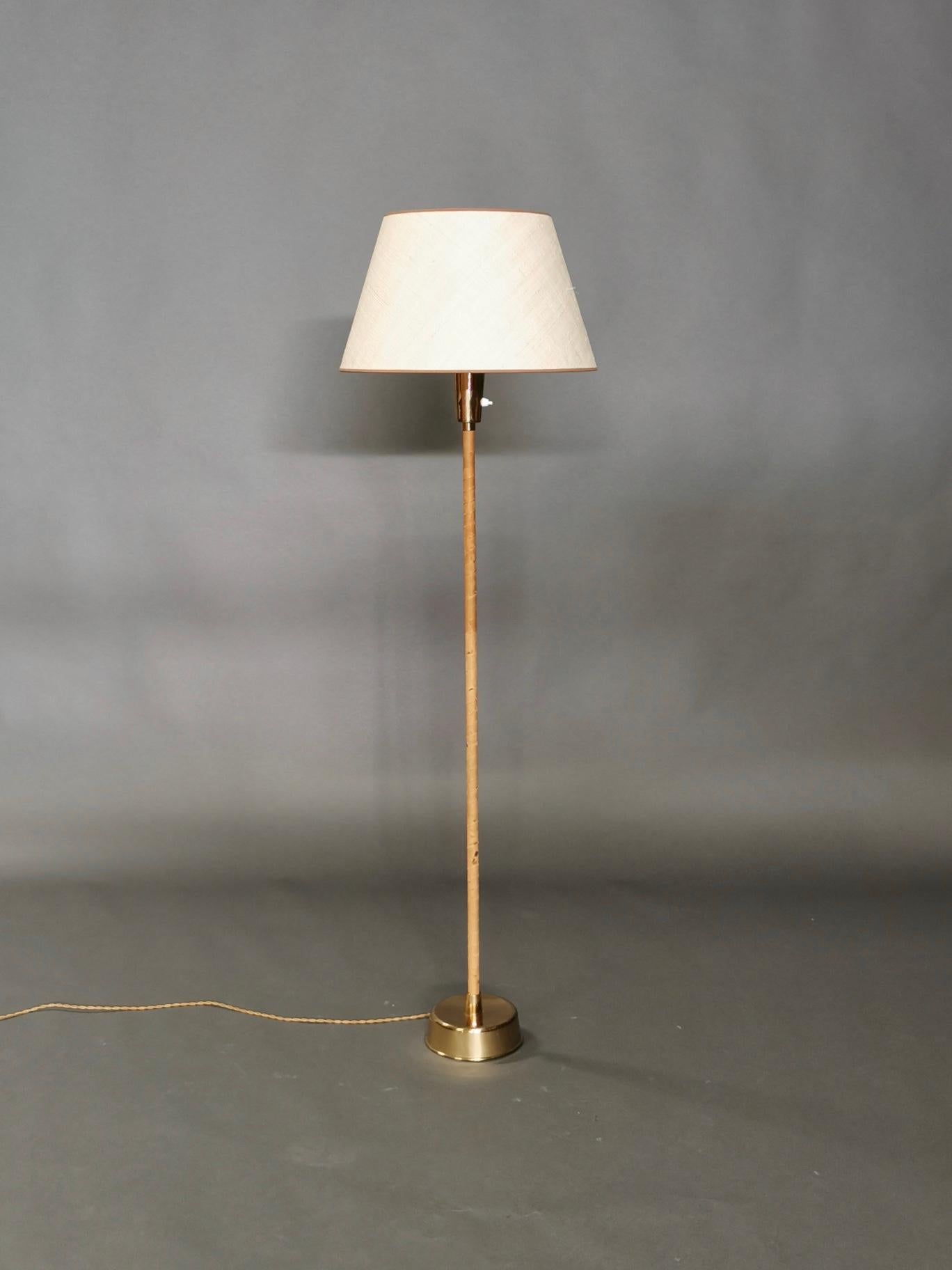 Lisa Johansson-Pape, floor lamp manufactured by Orno in Finland in the 1940s.
Brass base and natural leather covered pole.
Handmade raffia shade with natural brown trimming.
Excellent condition.