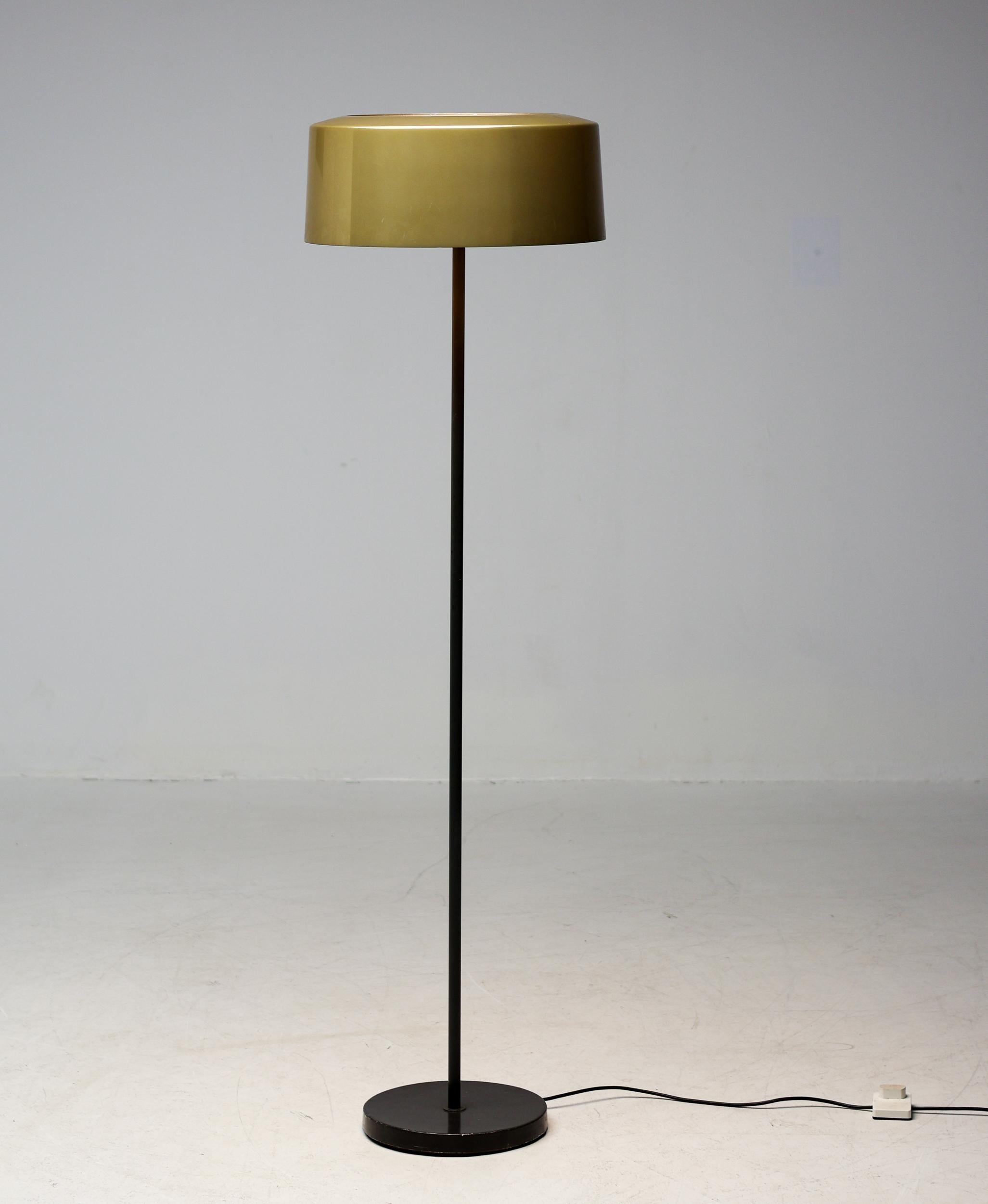 A beautiful floor lamp from the 1950s, with a bronze enameled aluminum shade. 
Designed by Lisa-Johansson Pape and manufactured by Orno. 
The top of the shade is covered with glass, the bottom has louvres similar to the lamps of Alvar Aalto.
The