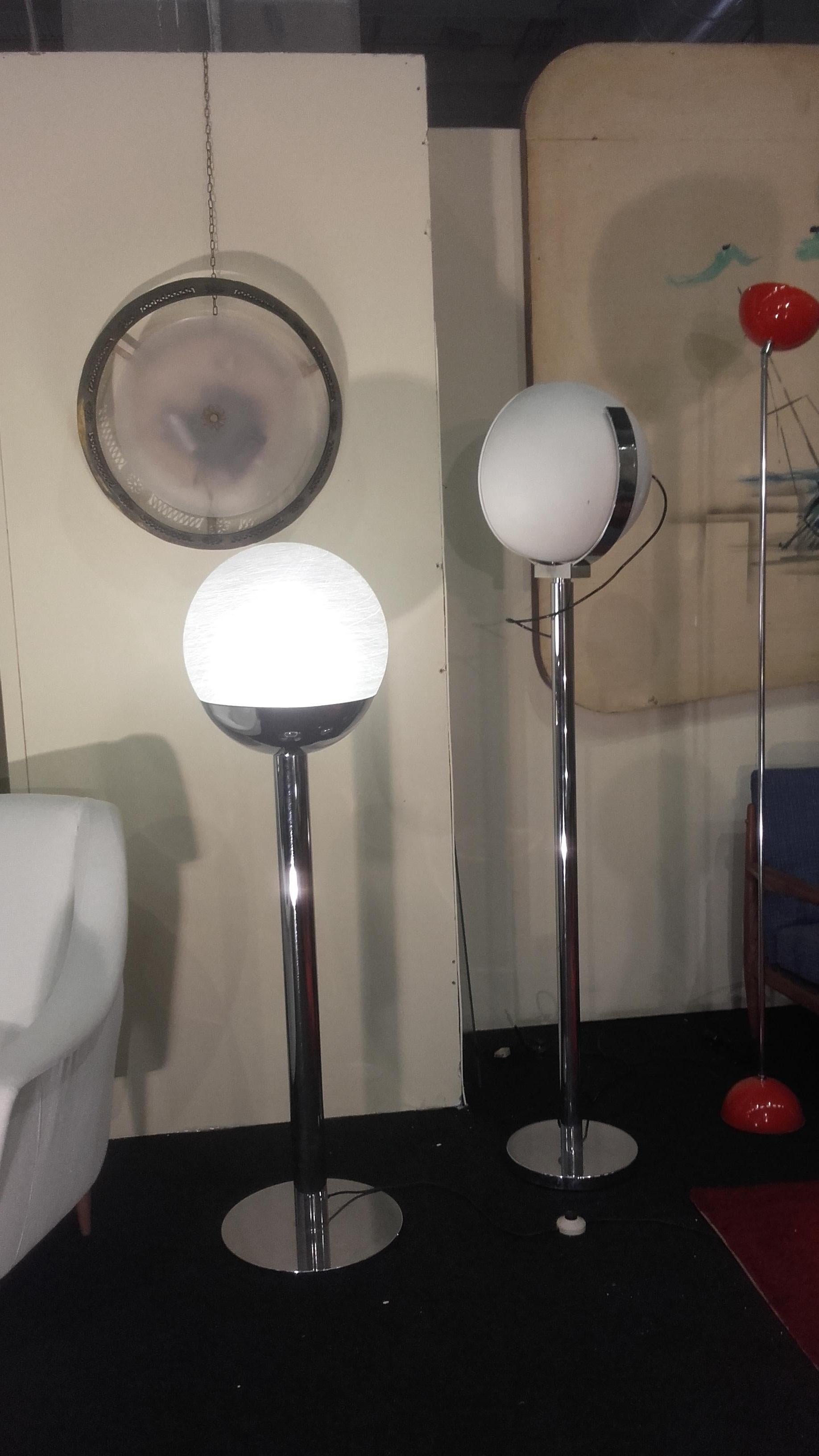 Floor lamp produced by Lumi in 1968, with a plated steel and opaque  Murano glass globe.  The Floor Lamp Italy Mi-Century Modern is original and in good condindition, very nice.