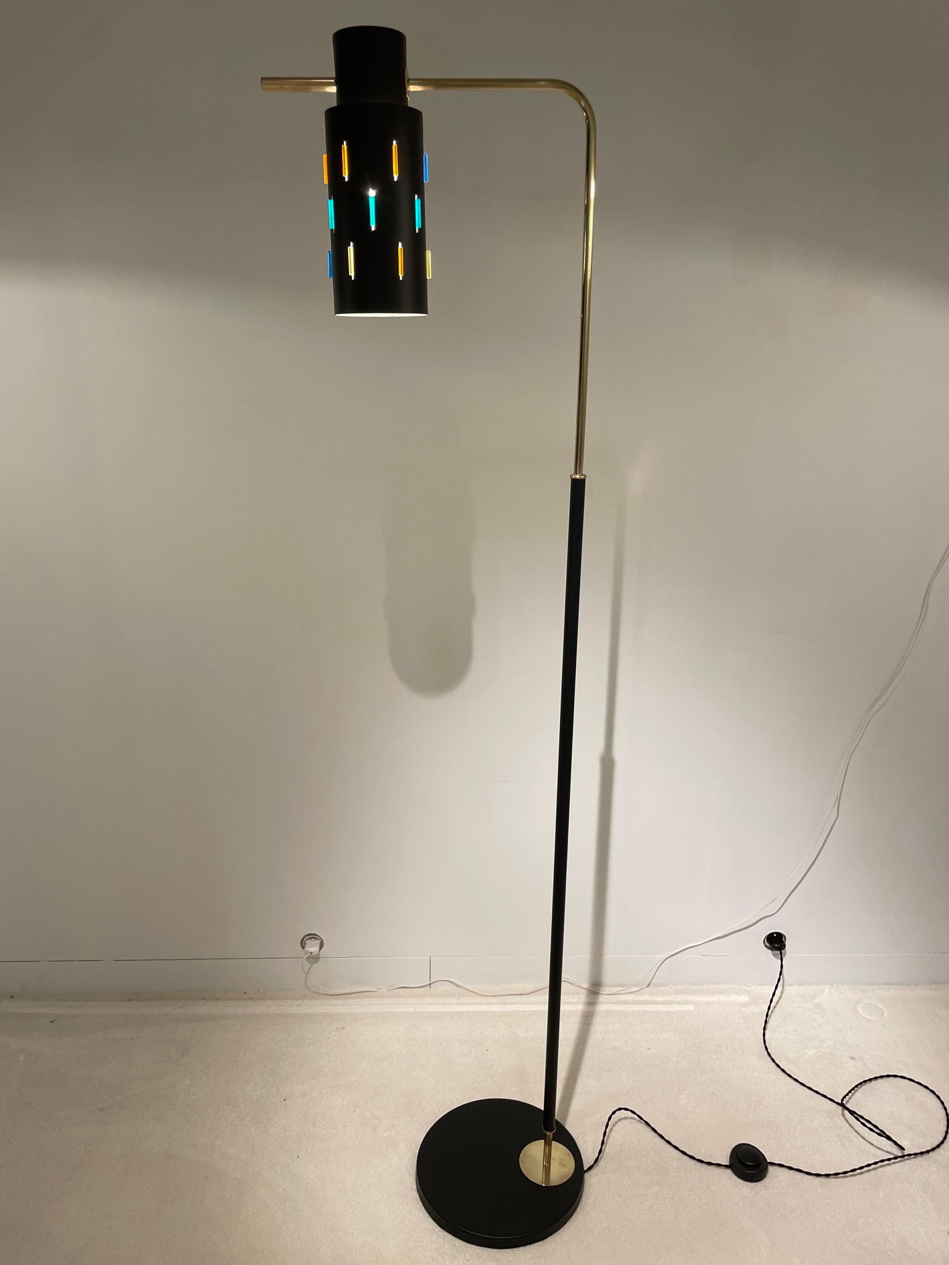 LUNEL is a lighting editor traditionally associated with the modern movement for its creations close to those of the first French designers.  The LUNEL publishing house has popularized the use of lacquered tubular metal or even brass in the creation