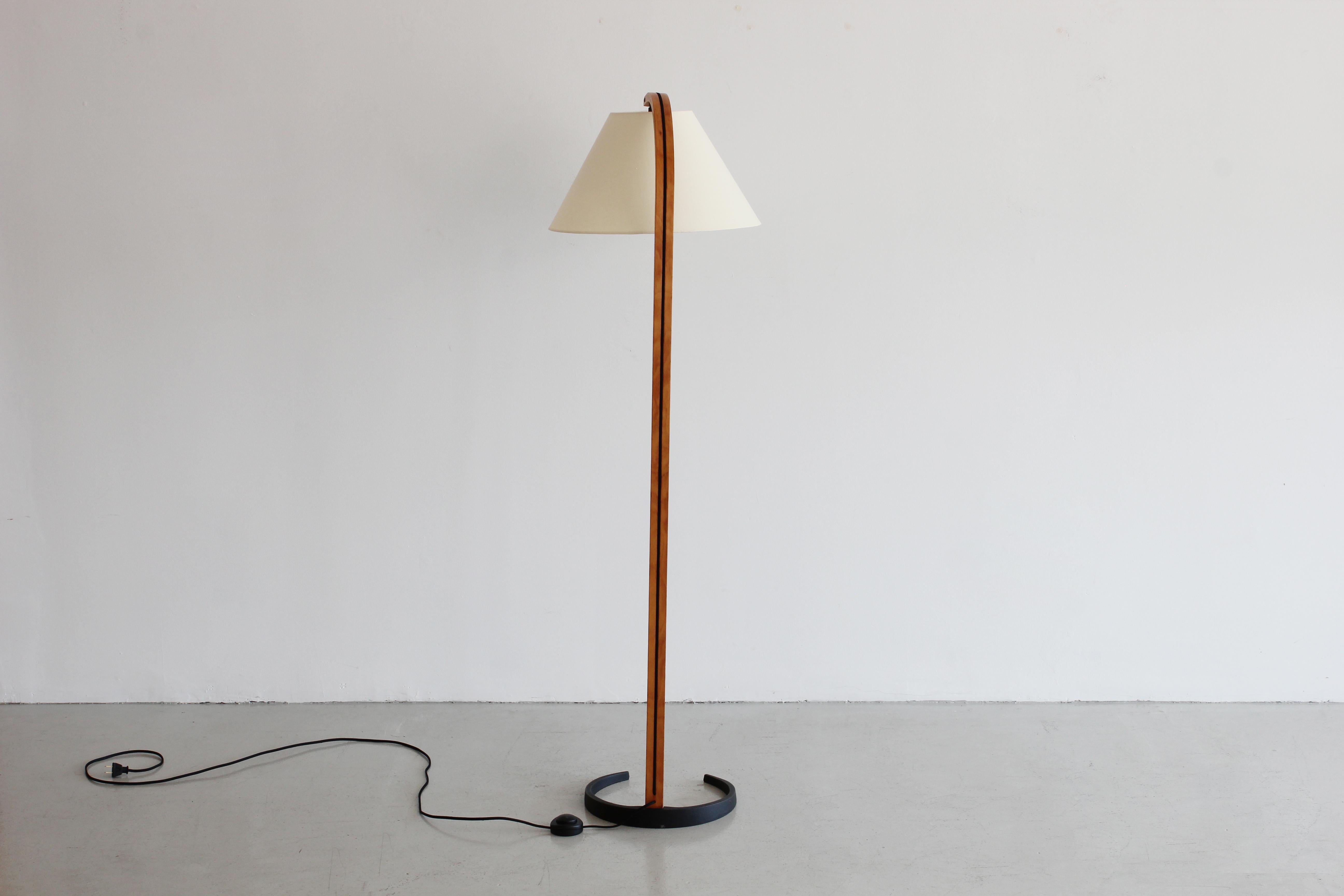 Floor lamp by Mads Caprani. Bentwood arced lamp with cast iron crescent shaped base.

 Stamped with the Caprani name. 

New linen shade and newly rewired. 

Denmark, 1970s.

 