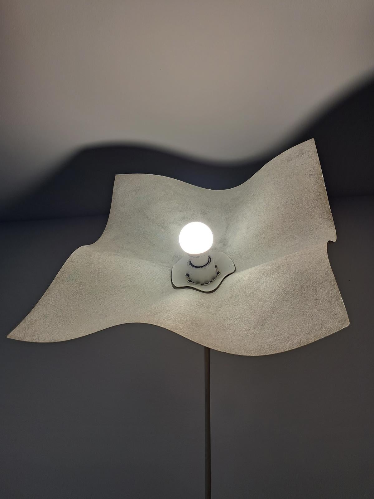 Stehlampe von Mario Bellini für Artemide, ikonisches Design der 1970er Jahre (Metall) im Angebot