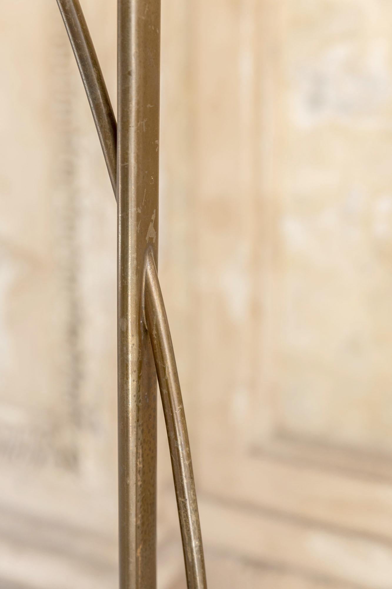 Very elegant floor lamp designed by Max Ingrand for Fontana Arte in 1959.
Shaped brass structure, oval brass base with opaline glass.
Iconic lamp, elegant example of midcentury Italian lighting. Original patina.

Bibl. Model 1819, published on I