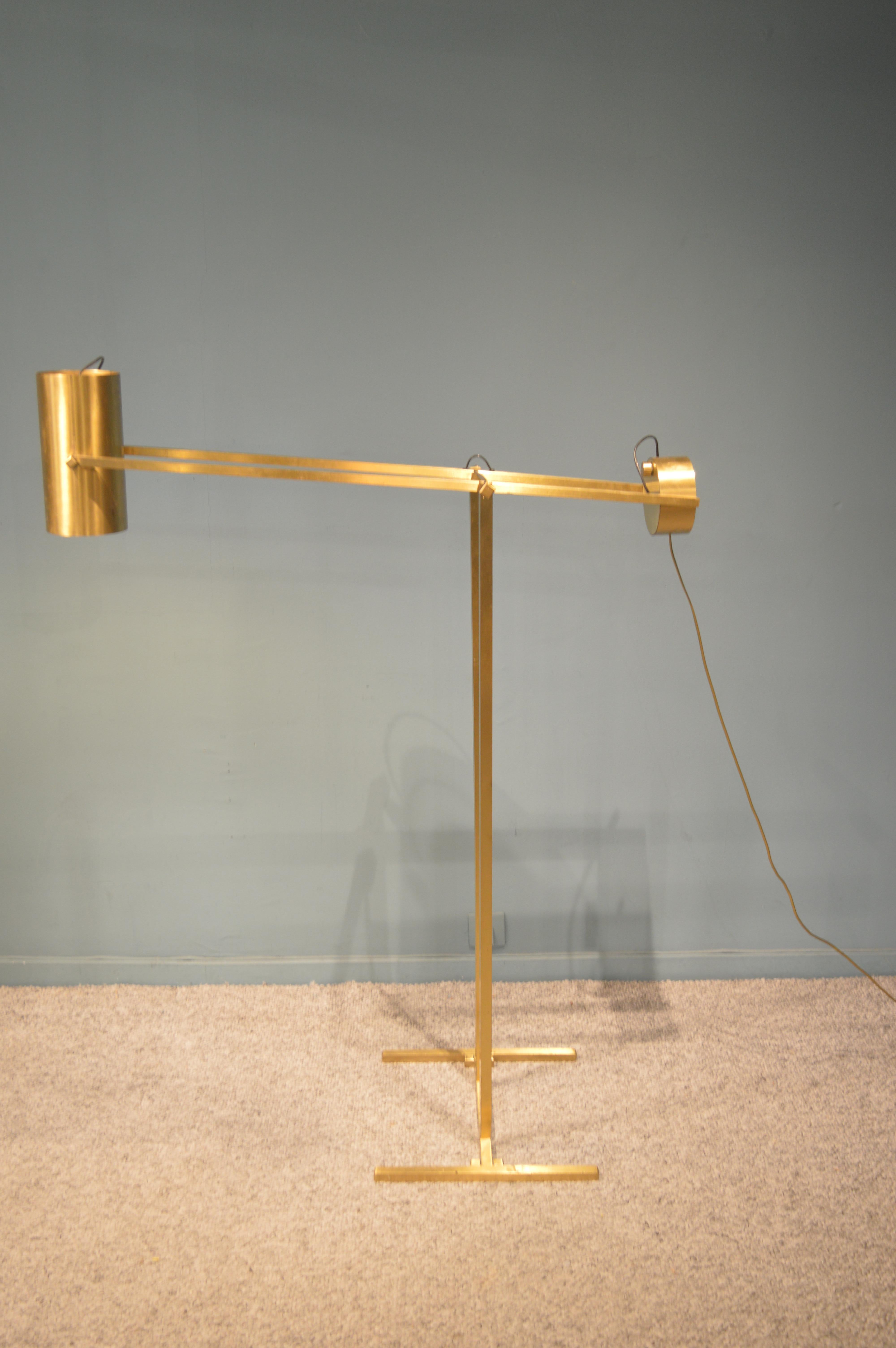 Counterweight floor lamp in brass by Goffredo Reggiani.
Original dimmer on the counterweight.
Italian work, circa 1960.