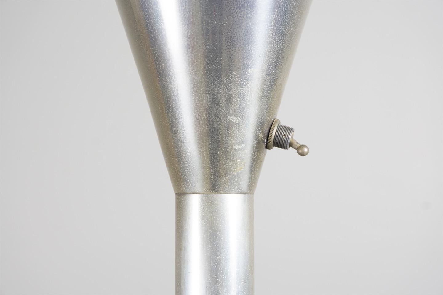 Floor lamp made of nickel-plated brass with iron foot
Dimensions / H.171cm, ø29.5cm (reflector)
Design / Stilnovo, 1955

Labeled 