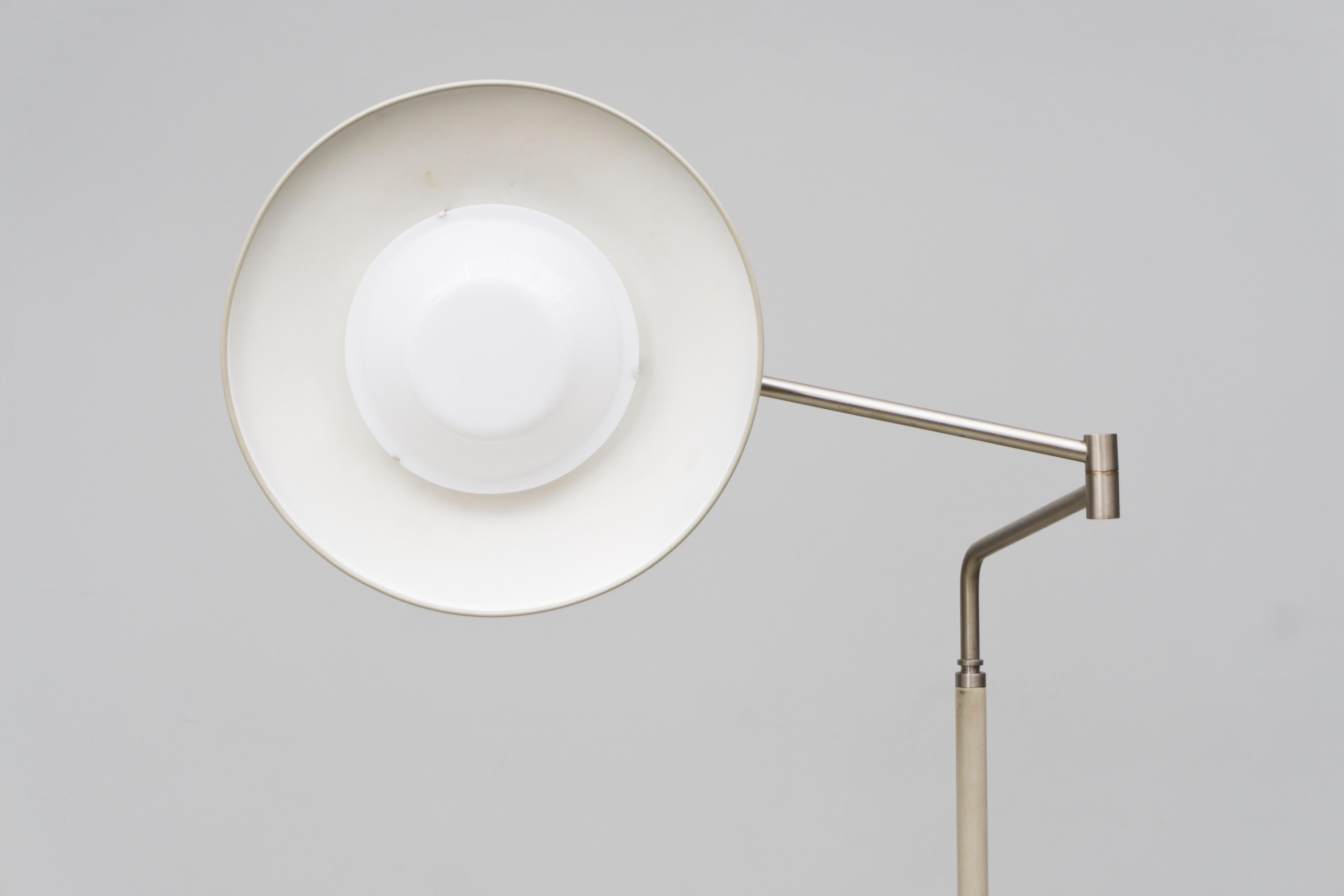 Adjustable Floor Lamp, eggshell lacquered metal, by Stilnovo, 1960 In Good Condition In Berlin, DE