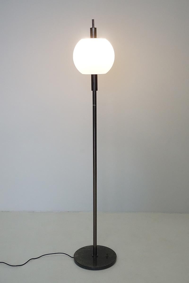 Floor lamp
Chromed metal, marble stand, reflector molded glass
Dimension H. 161 cm ø 25 cm
Design Stilnovo, Italy, circa 1960.