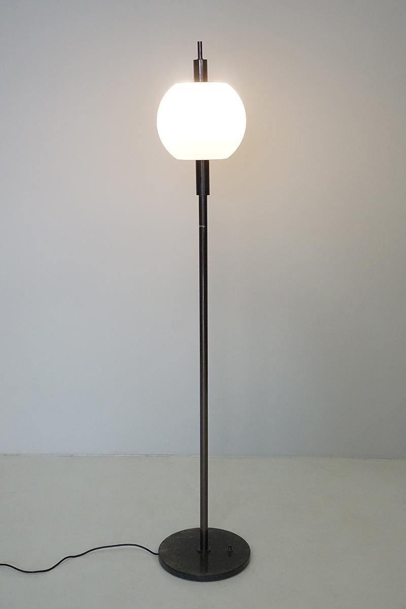 Floor lamp from chromed metal, marble stand, reflector molded glass.
Dimension H. 161 cm ø 25 cm
Design Stilnovo, Italy, circa 1960.