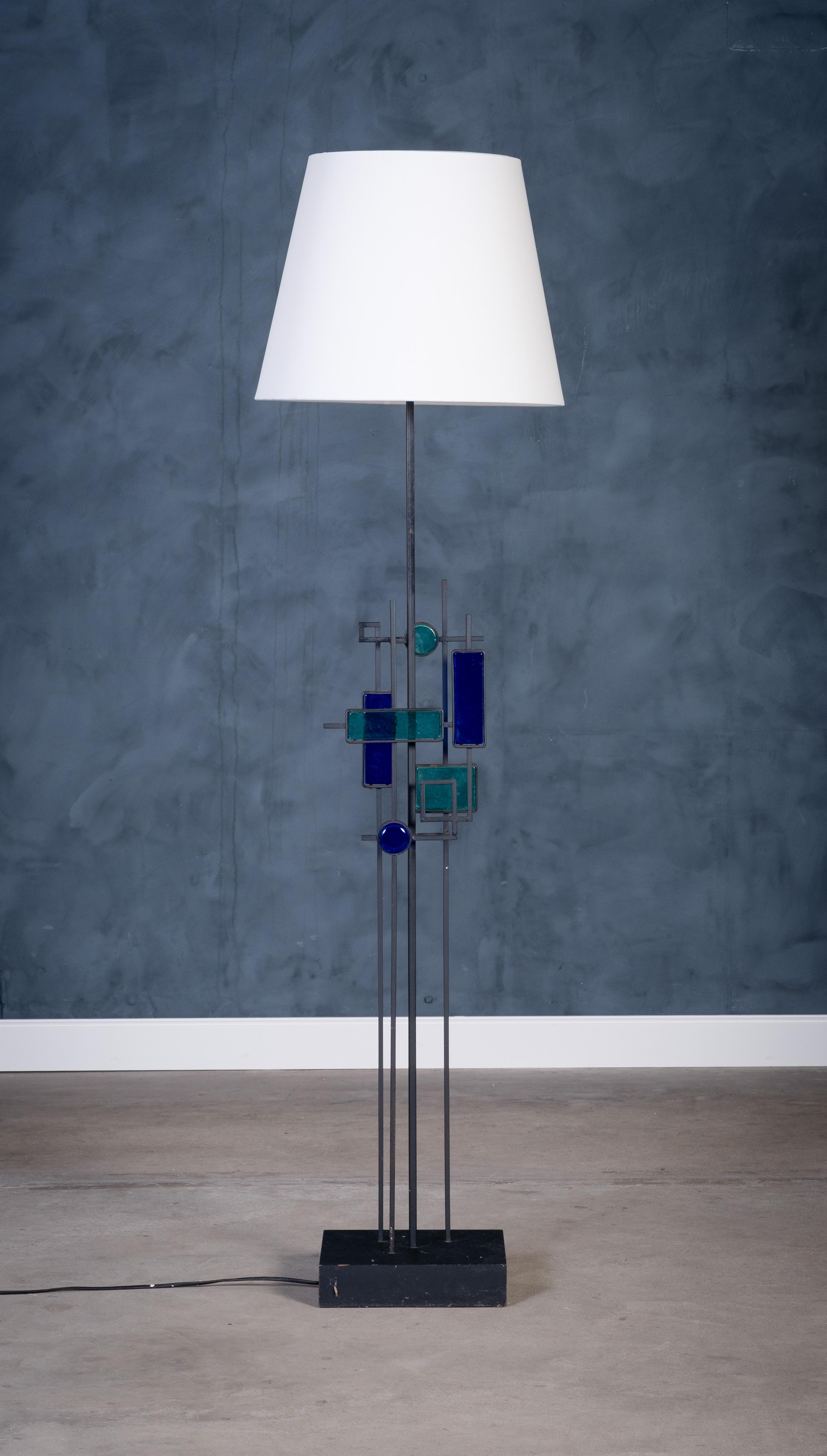 Llamativa y escultural lámpara de pie diseñada por Svend Aage Holm Sørensen en la década de 1950. Un bello ejemplo de diseño de iluminación danés que difumina la línea entre función y arte.

Una estructura de hierro compuesta por líneas horizontales
