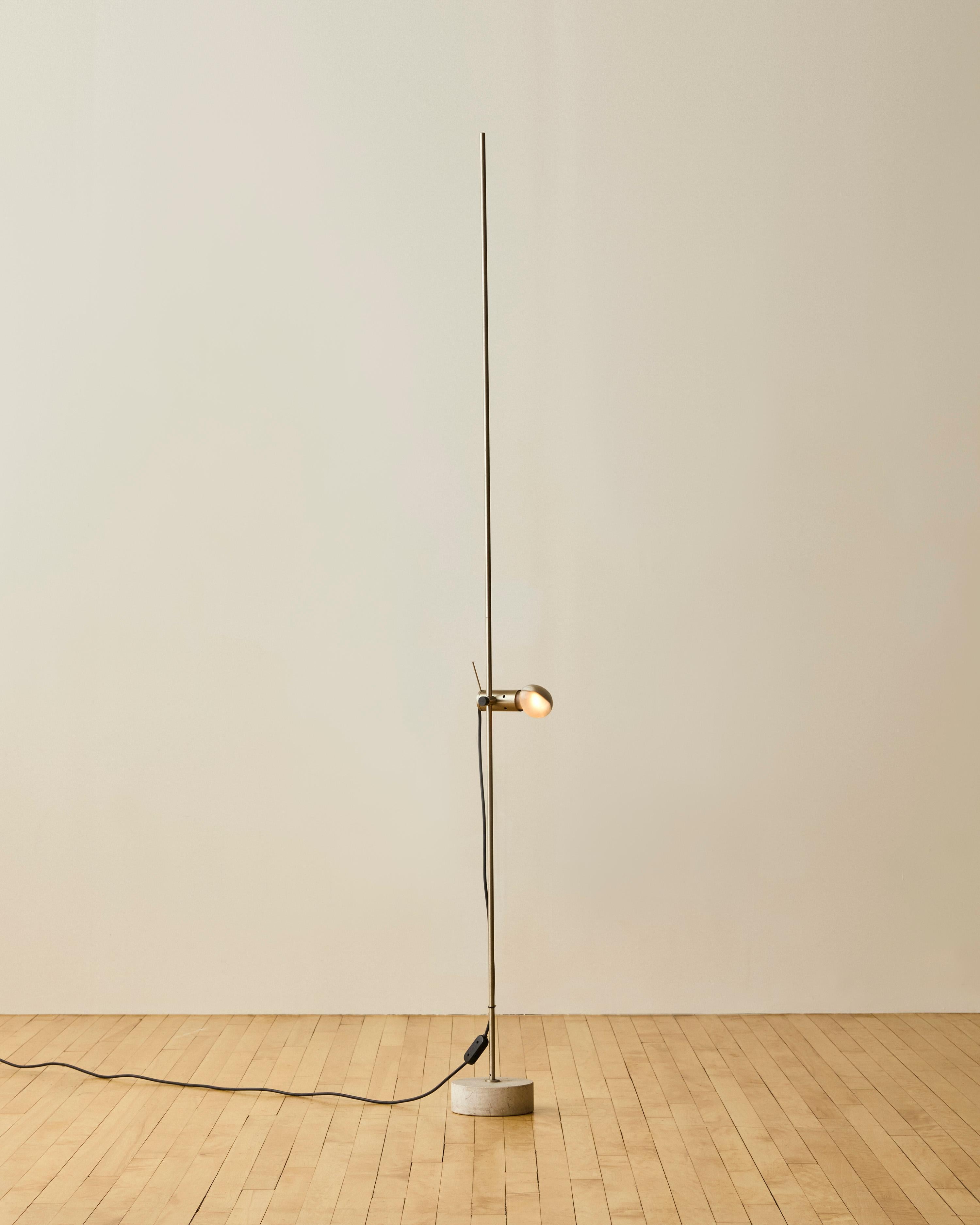 Lámpara de pie de Tito Agnoli para Oluce (Model #387) con base de piedra. 

Tito Agnoli fue un diseñador italiano conocido por su enfoque innovador y minimalista del diseño de mobiliario e iluminación. Nacido en Lima, Perú, en 1931, Agnoli se