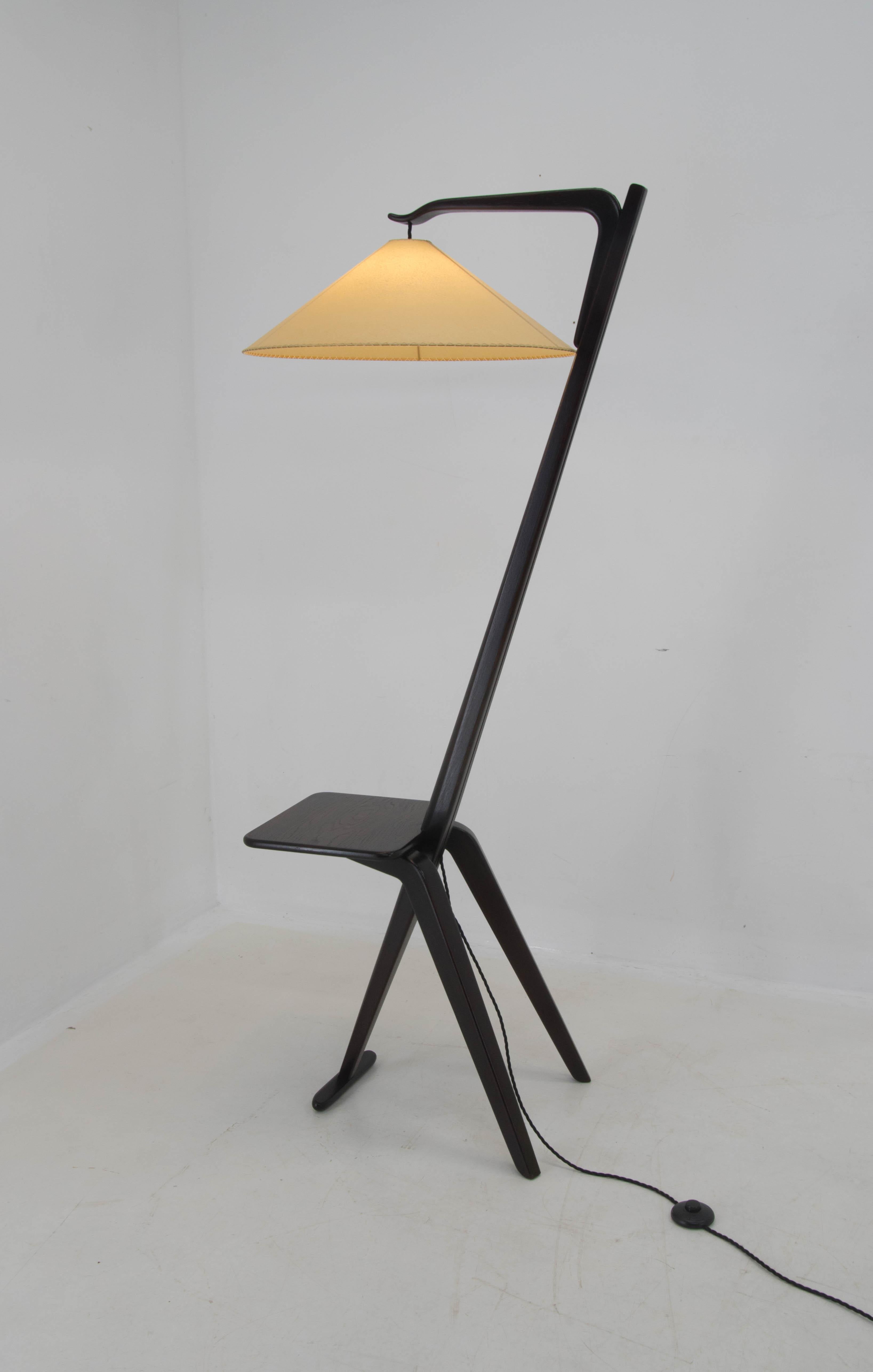Floor lamp made by ULUV in Czechoslovakia in 1950s.
Completely restored, wood refinished, new parchment paper.
Rewired: 1x60W, E25-E27 bulb
US plug adapter included
Shipping quote to US on request