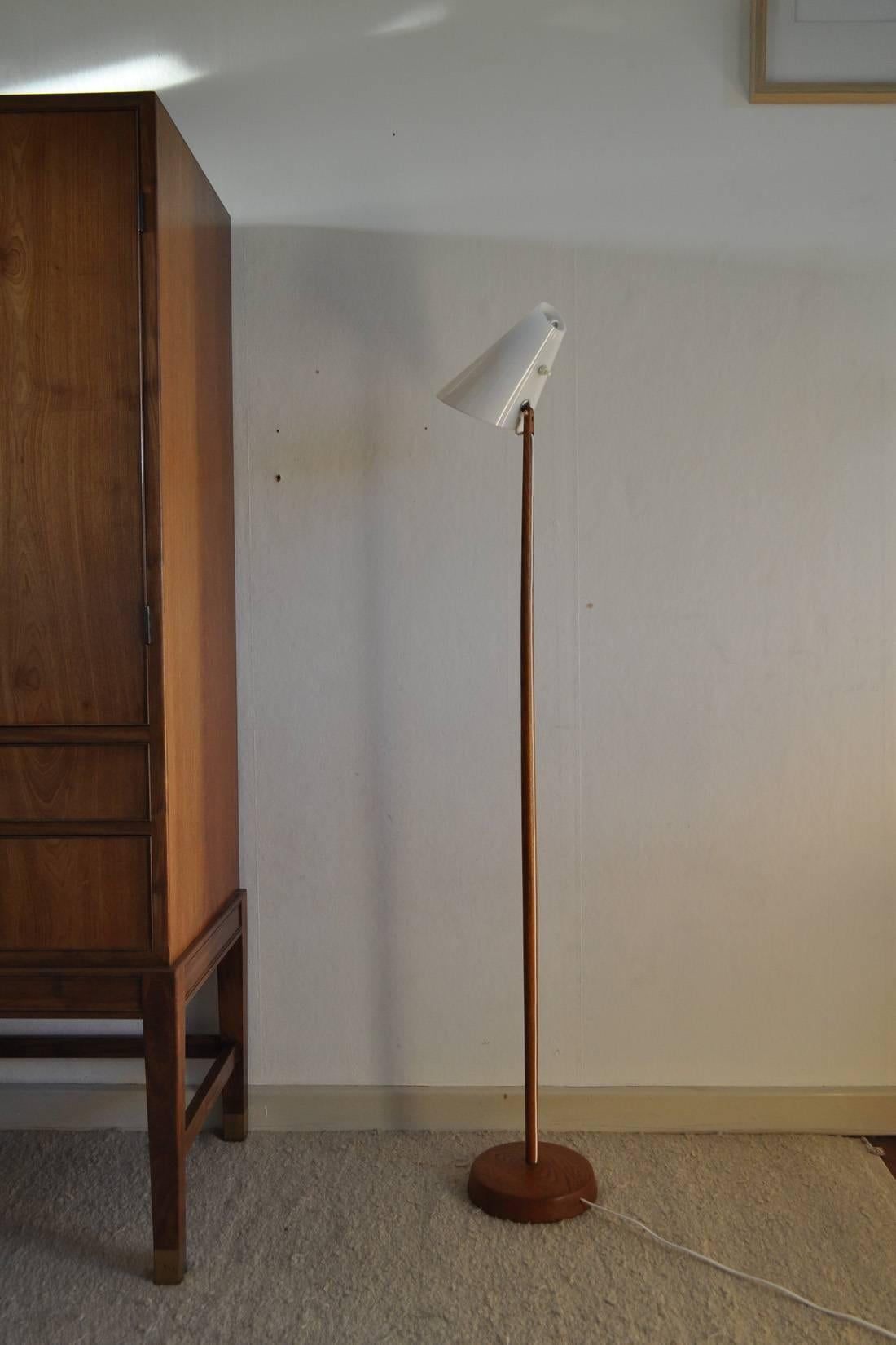 Floor lamp made of oak and acrylic shade by Uno & Östen Kristiansson
for Luxus in the 1950s-1960s, Sweden.
Dimensions: Height 130 cm
Lamp shade diameter 5/15 x 20 cm.

Excellent vintage condition.