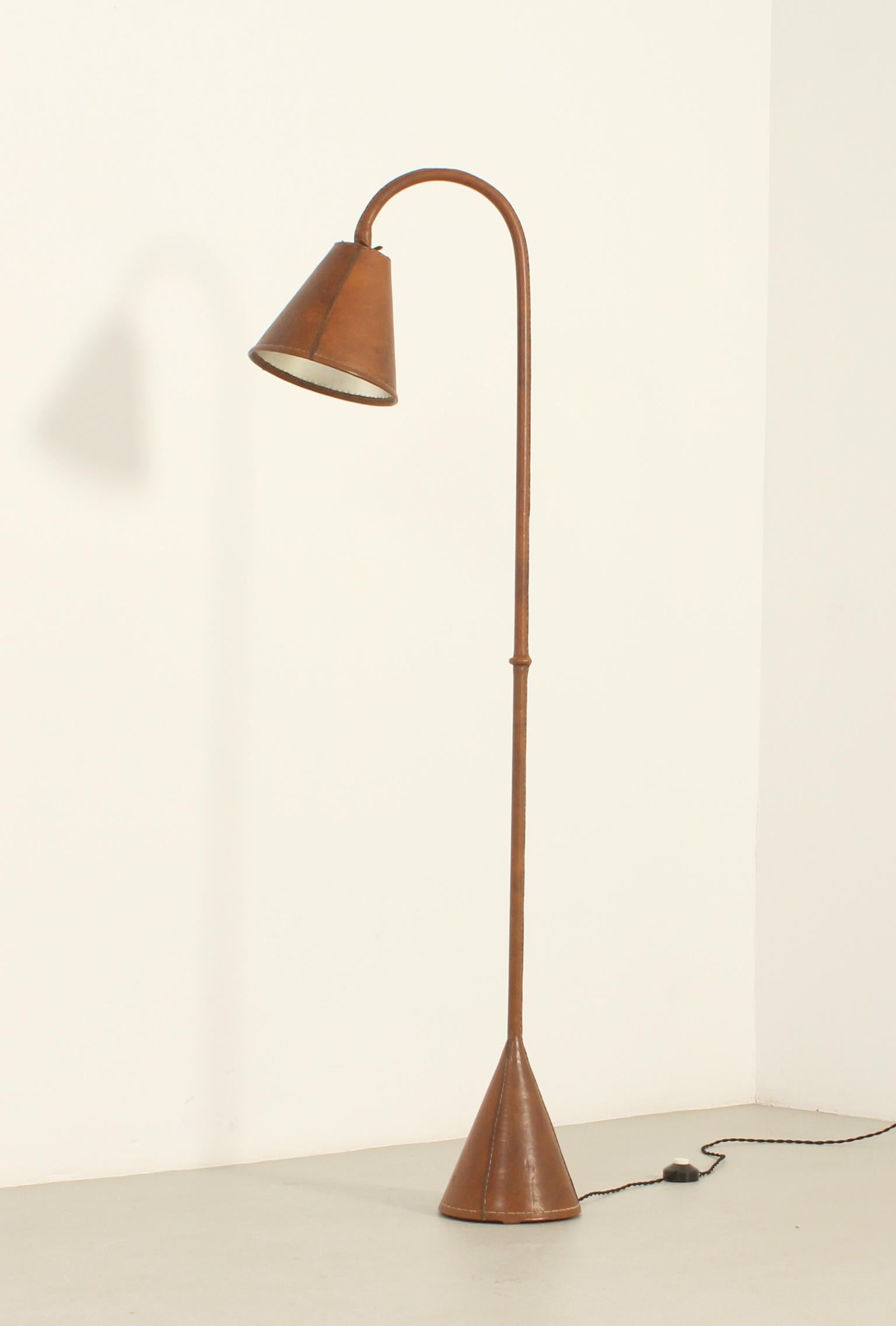 Floor lamp produced in 1950's by Valenti, Spain. Iconic edition in metal and aluminum covered with brown leather with ball joint that allows movement of the shade. 