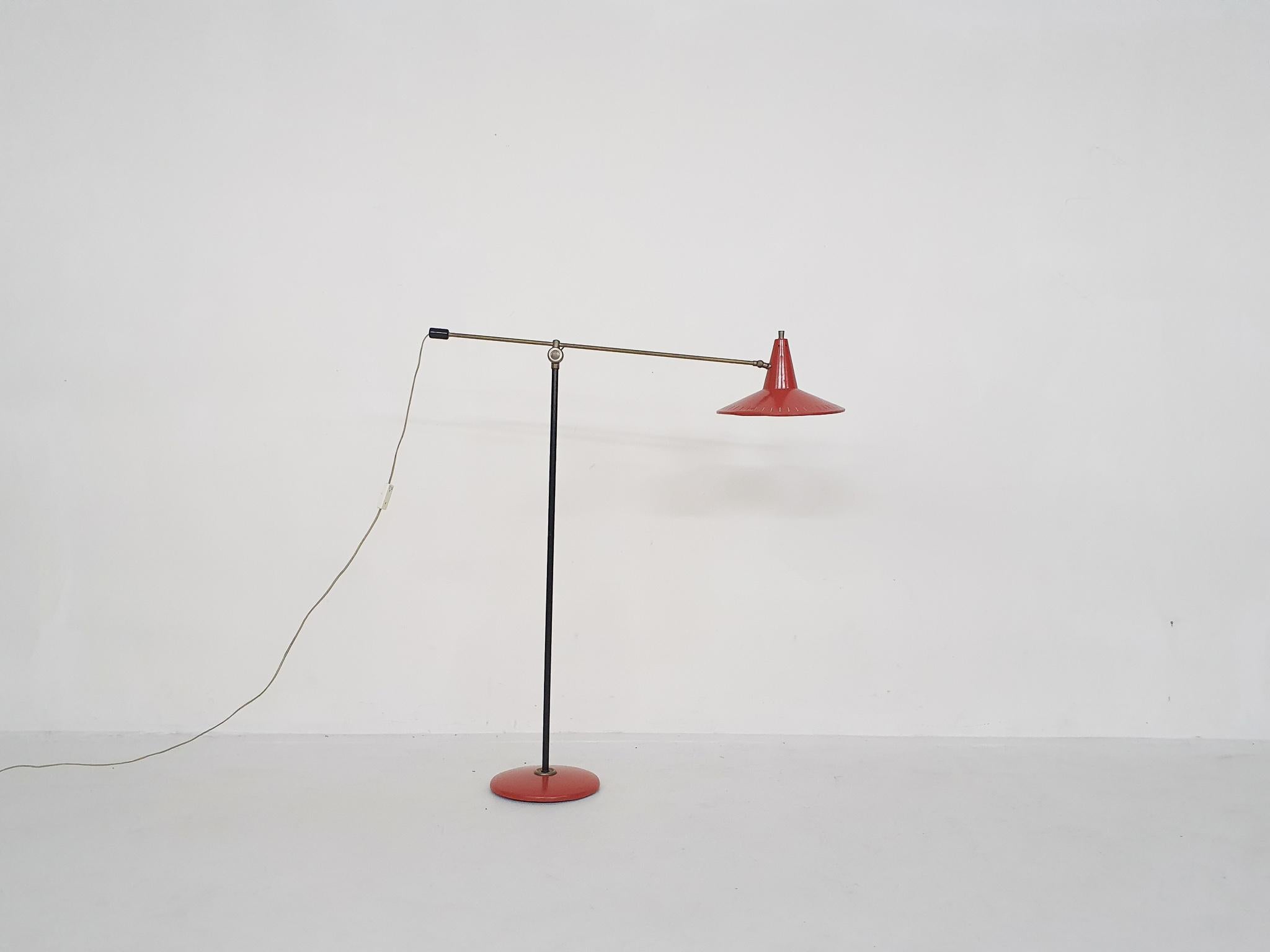 Metal adjustable floor lamp by van Doorn Culemborg. The lamp shade and foot have been repainted red. The lamp shade has some dents
With original wiring. EU plug
The height can be adjusted from 100 to 170 cm
The diameter of the lamp shade is 30