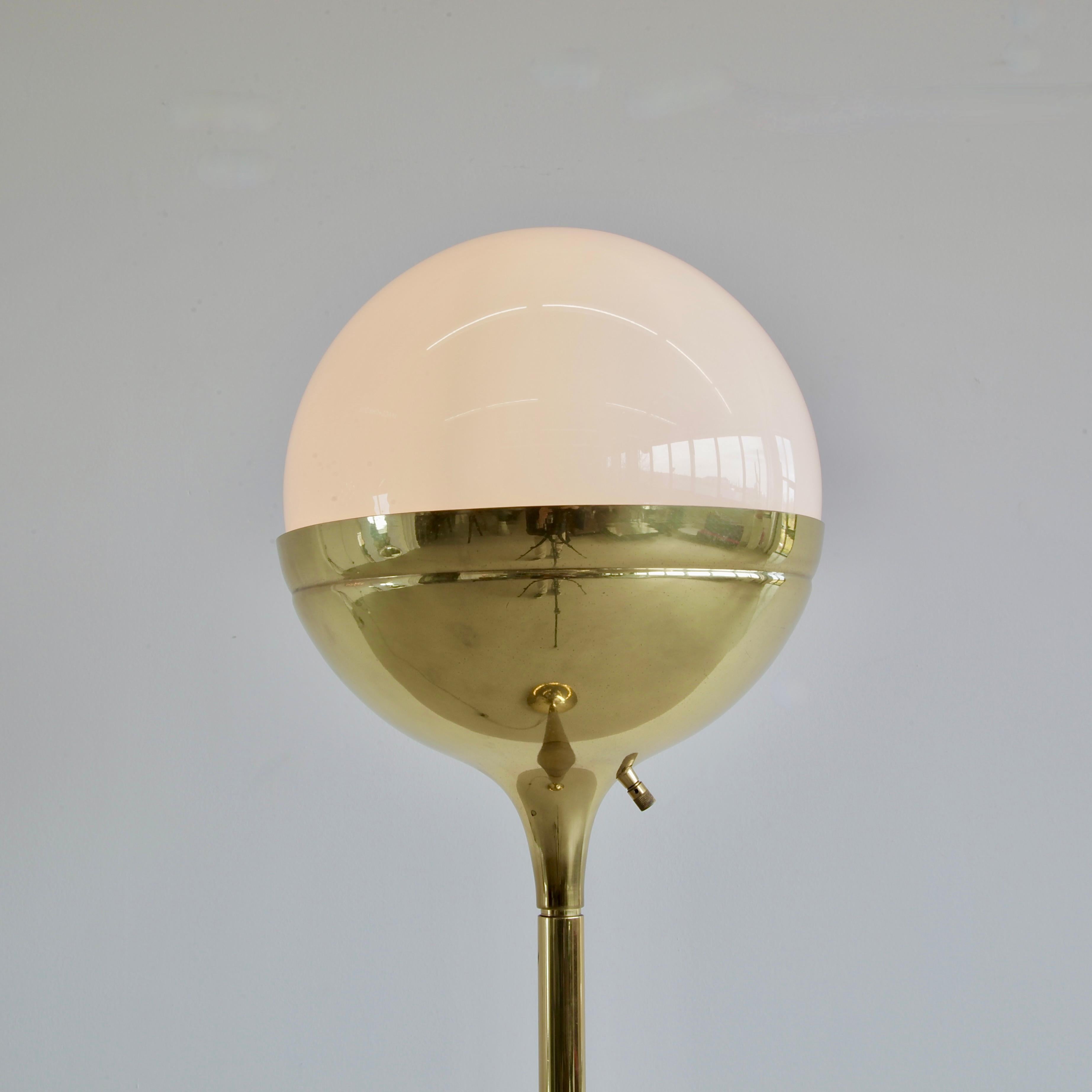 Floor lamp in brass designed by the 'Vereinigten Werkstätten München'. Germany 1970s.

Brass floor lamp with opaque glass globe, brass stem and base with dimmer function. One E27 socket.

Manufacturer: Vereinigte Werkstätten für Kunst im Handwerk