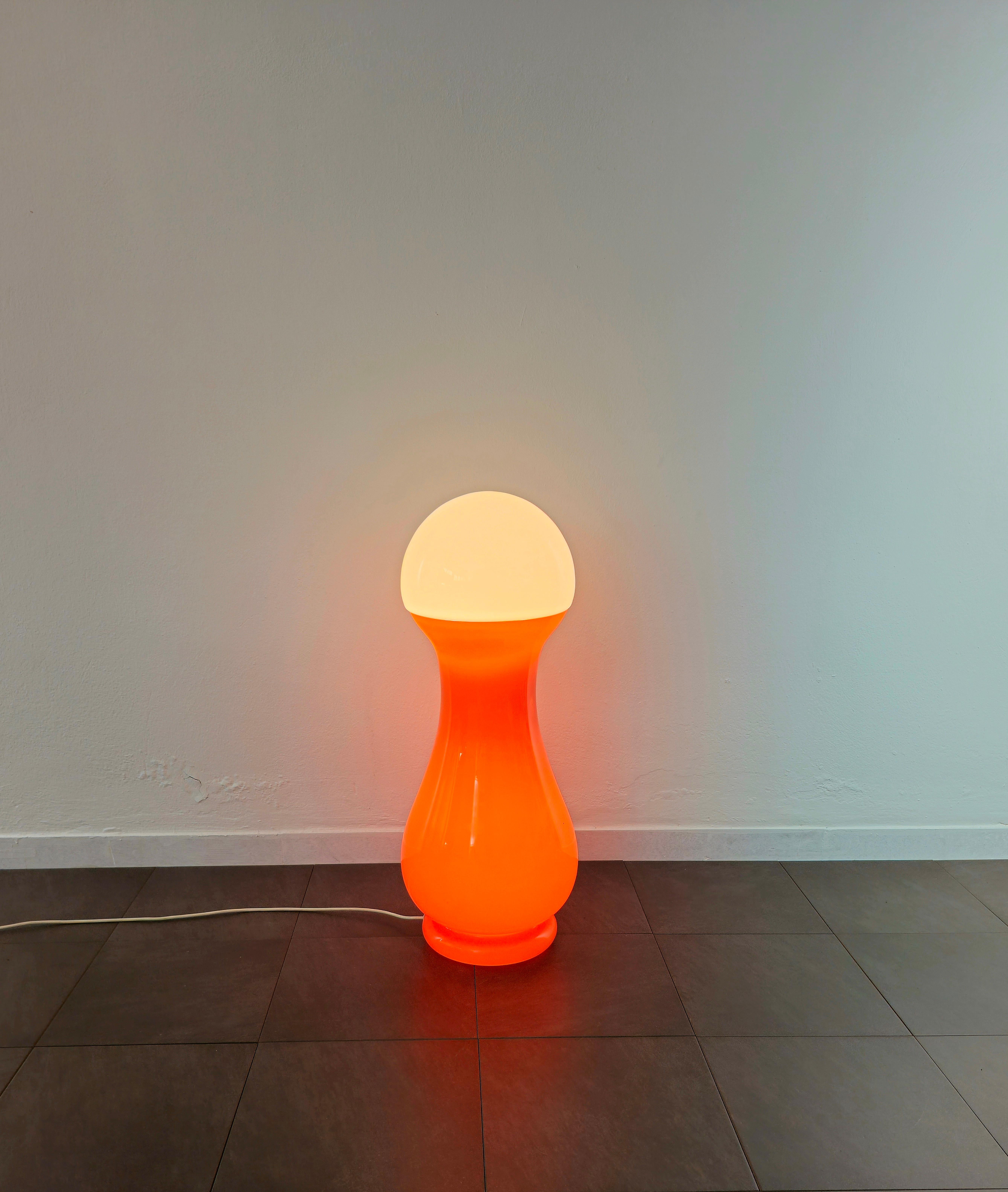 Rare Floor lamp designed by Carlo Nason and produced in Italy in the 70s by Mazzega.
The lamp was made with 2 Murano glass diffusers, the lower one in the shade of orange and the upper one in the shape of a half sphere in the shade of milky white.