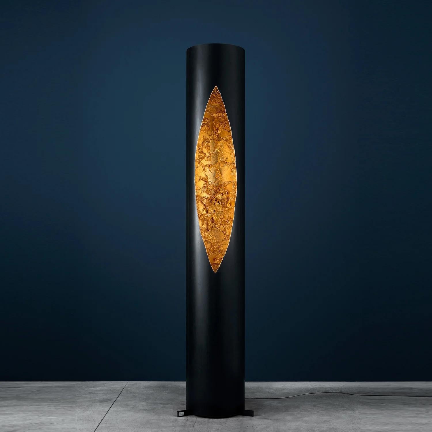La Colonna - Luci d'Oro, diseñada por Enzo Catellani para Catellani & Smith, es una lámpara de pie que celebra la calidez dorada de la luz. Inspirado en los colores de la luz solar y el fuego, este diseño explora el concepto de refracción y el